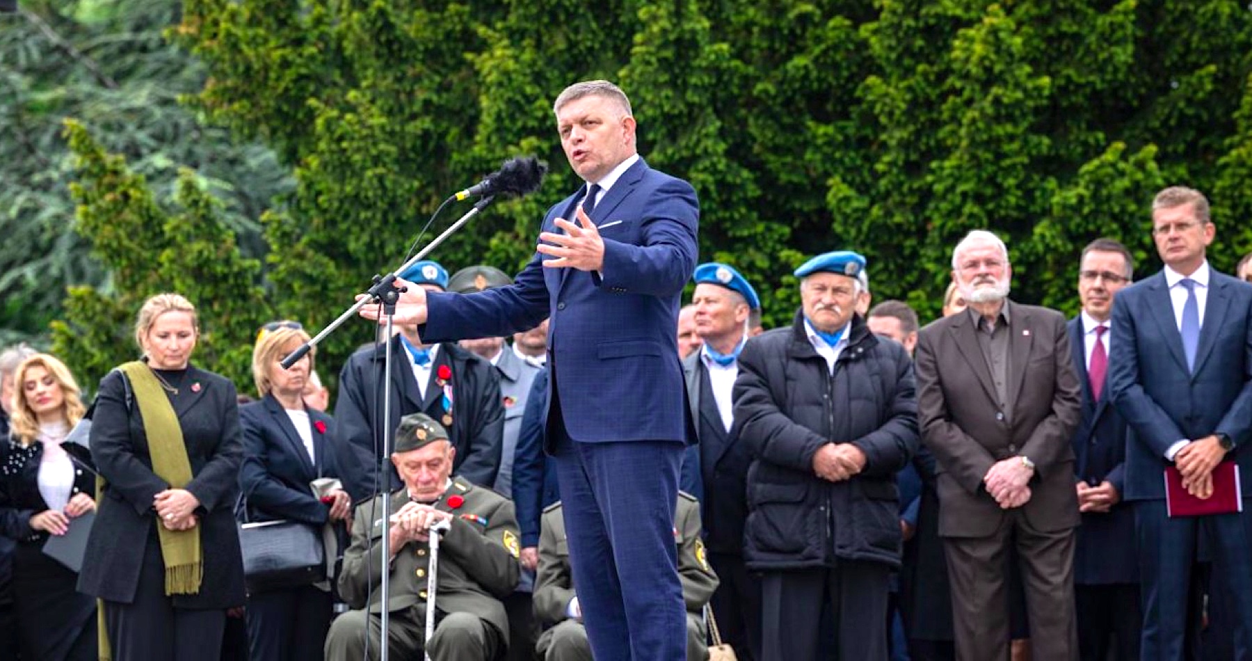 VIDEO: „Rozdeľovanie spoločnosti škodí mieru,“ vyhlásil Fico na bratislavskom Slavíne a poukázal na potrebu spájania sa v otázkach národných tradícií a hodnôt. Premiér kritizoval antimierovú politiku EÚ a vyzdvihol úlohu Červenej armády aj vojakov rumunskej armády nielen pri oslobodení Slovenska a Československa, ale aj v porážke fašizmu. Pellegrini v areáli Múzea SNP v Banskej Bystrici odsúdil snahy prekrúcať našu históriu. „Poďme hovoriť o prímerí, o mierových scenároch, aktivizujme diplomaciu a zbrane vnímajme ako posledné krajné riešenie,“ vyzval budúci slovenský prezident