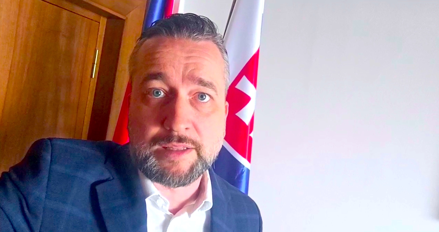 VIDEO: Progresívci si do parlamentu na pomoc zavolali pracovníkov ambasád USA a Veľkej Británie. „Slovensko nie je žiadna kolónia, aby nás tu kontrolovali Američania, ako si spravujeme vlastný štát!,“ odkázal Blaha progresívnym fundamentalistom
