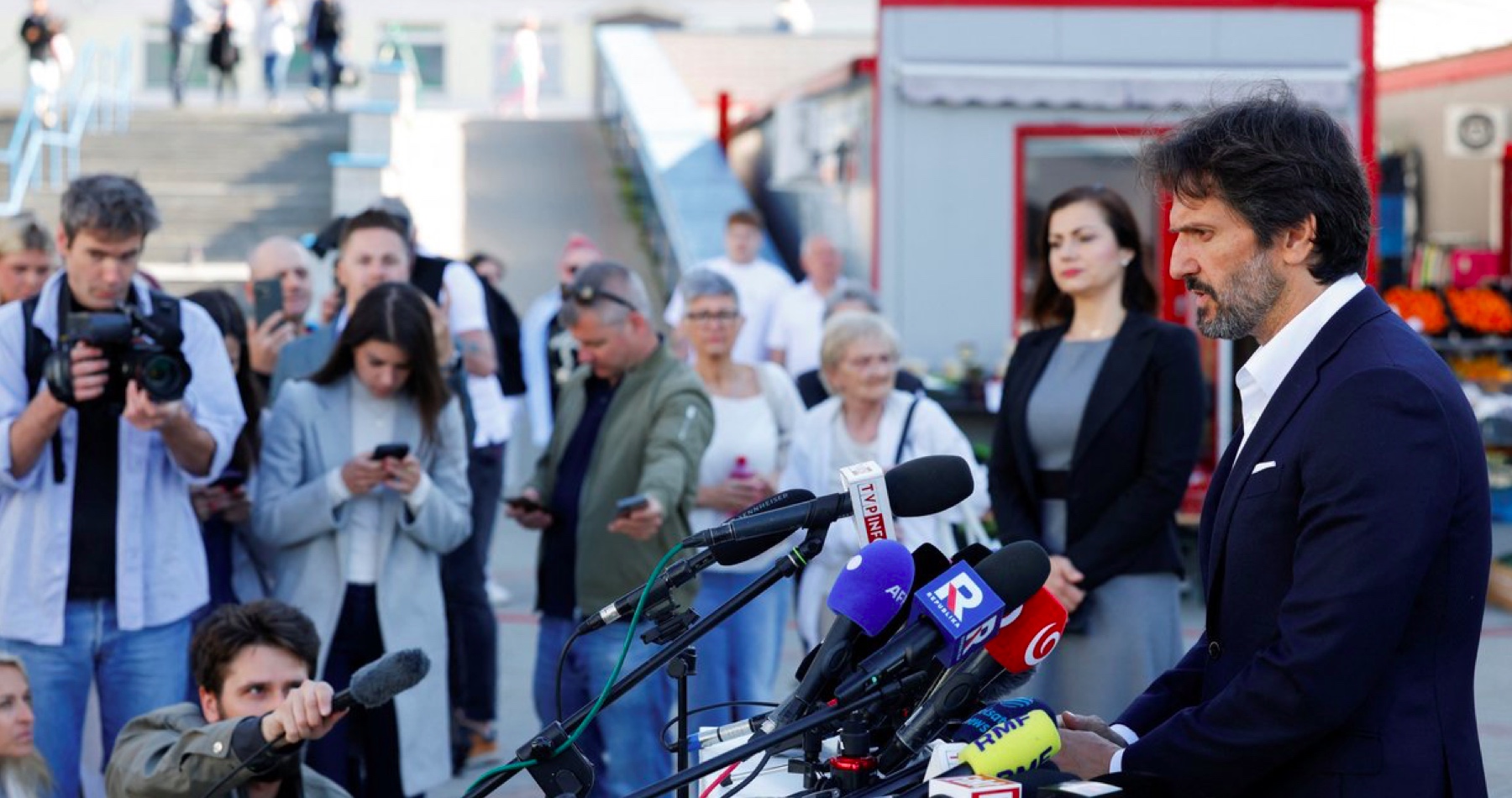 VIDEO: Zdravotný stav predsedu vlády Fica je po operácii v dôsledku pokusu o jeho zavraždenie stabilizovaný, ale naďalej vážny. Informoval o tom vicepremiér Kaliňák