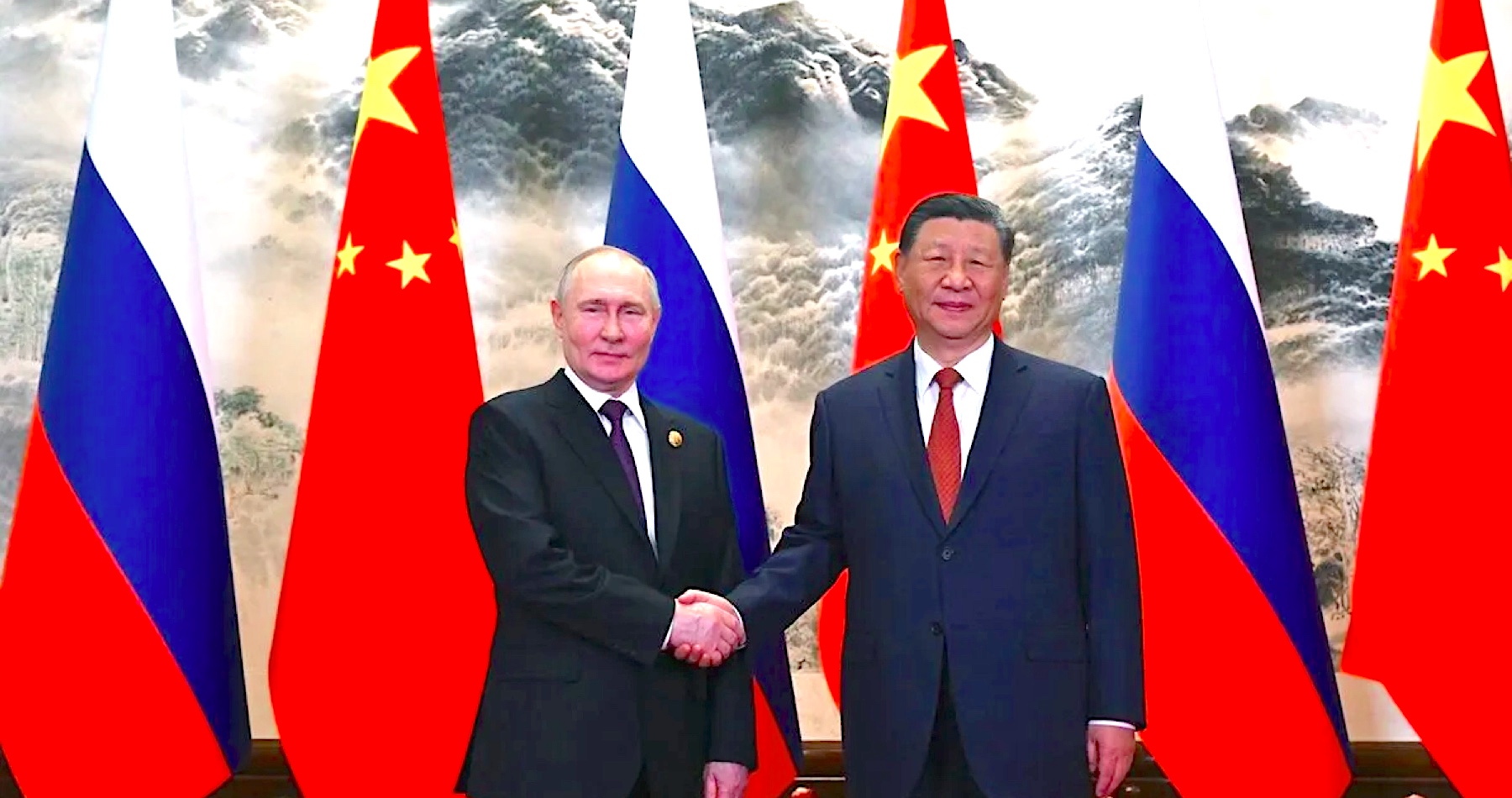 VIDEO: Si Ťin-pching rokoval s Putinom o upevnení vzťahov a spolupráce medzi Čínou a Ruskom. „Spoločne bránime zásady spravodlivosti a demokratického svetového poriadku založeného na multipolarite a medzinárodnom práve,“ vyhlásil ruský prezident. Čínsky líder sa so šéfom Kremľa zhodol na potrebe dosiahnuť politické riešenie konfliktu na Ukrajine