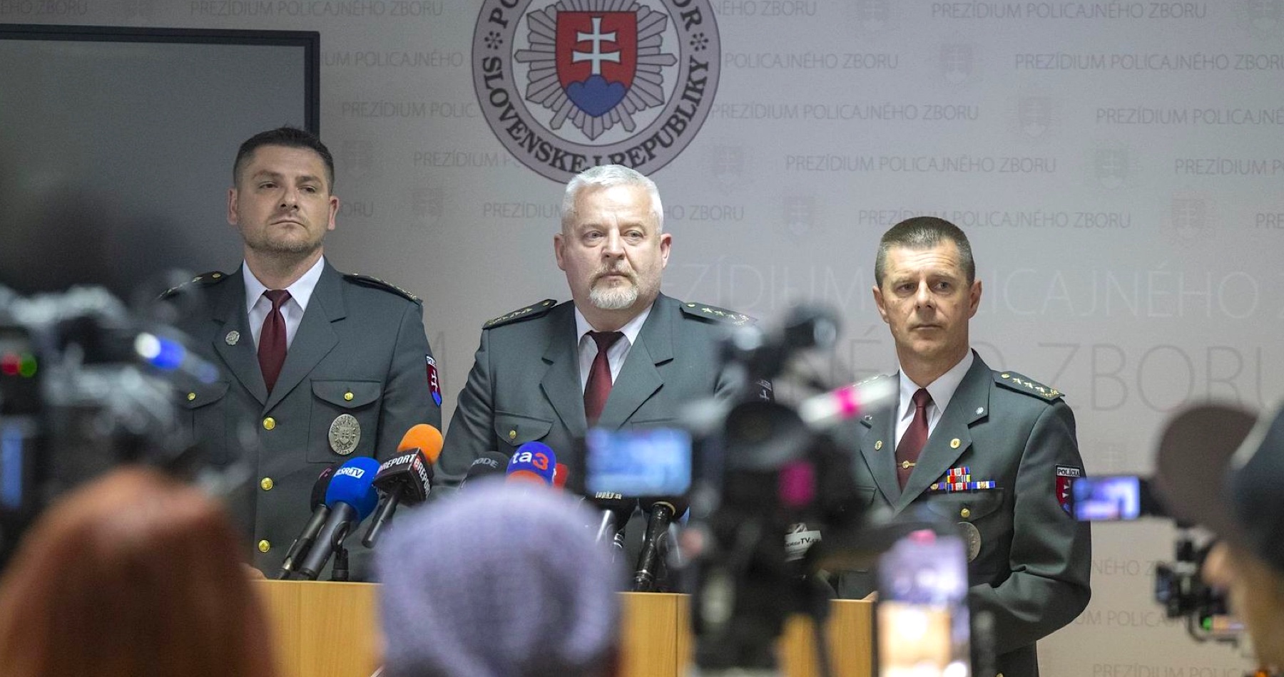 VIDEO: „Po streľbe na premiéra stúpli na internete hybridné hrozby,“ informoval policajný prezident Solák. „Prípad atentátu na Fica dozoruje oddelenie závažnej kriminality,“ uviedla Generálna prokuratúra SR. Postrelenému predsedovi vlády vyjadrujú solidaritu lídri z celého sveta