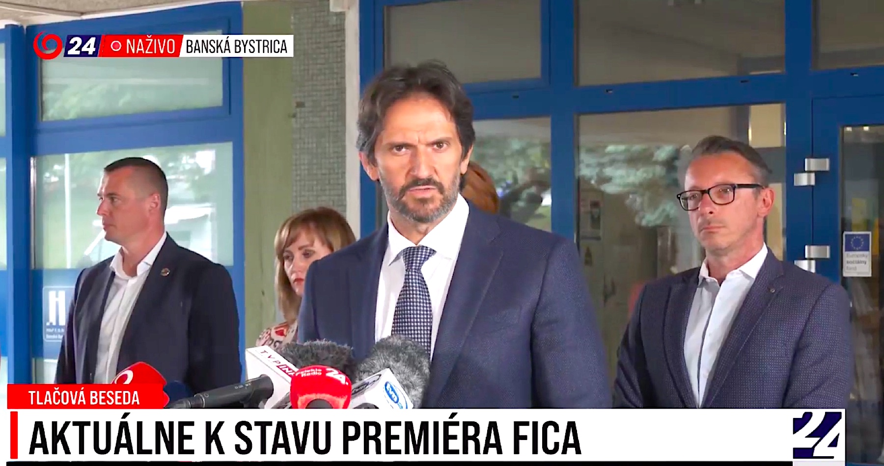 VIDEO: „Premiér Fico je po absolvovaní chirurgického zákroku pri vedomí, ale naďalej sa vo veľmi vážnom stave nachádza na ARO,“ informoval vicepremiér Kaliňák so šéfkou nemocnice. Šéf rezortu obrany komentoval aj rozpútanie nenávisti v spoločnosti a vyjadril sa aj k Čaputovej pozvánke adresovanej lídrom všetkých parlamentných strán na stretnutie, ktoré má za cieľ upokojiť situáciu po atentáte na ministerského predsedu