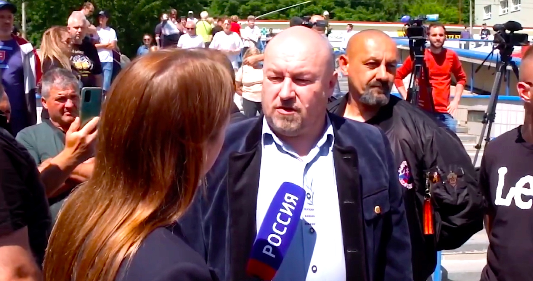 VIDEO: „Je zázrak, že atentát dokázal Robert Fico prežiť a že nie sme na jeho pohrebe. Premiér je pod Božou ochranou. Pokus zavraždiť ho bol dôkladne pripravovaný,“ vyhlásil Huliak pre ruskú televíziu a pripomenul snahy cudzích mocností zbaviť nás suverenity s tým, že predseda slovenskej vlády spoločne s maďarským premiérom Viktorom Orbánom predstavujú silu, ktorá v Európe bráni svoje národné záujmy proti snahám globálneho zločineckého Syndikátu a jeho poskokov nastoliť vo svete agendu a totalitnú diktatúru Nového svetového poriadku