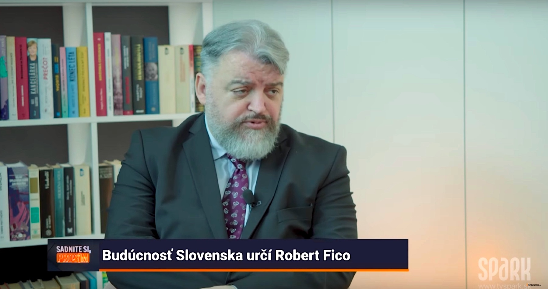 VIDEO: „Robert Fico určí budúcnosť Slovenska. Atentát na jeho osobu spôsobil najzásadnejší zlom v dejinách Slovenska. Pokus zavraždiť ho mohol mať súvis so snahami nášho premiéra o mier, v ktorých sa plánoval angažovať po 15. máji. Hecovanie spoločnosti odštartoval Matovič a médiá. Začali nálepkovať a ostrakizovať iné názory, ľudí a politických oponentov. Preniesli politiku do ulíc až to vyústilo sem,“ hovorí Chmelár