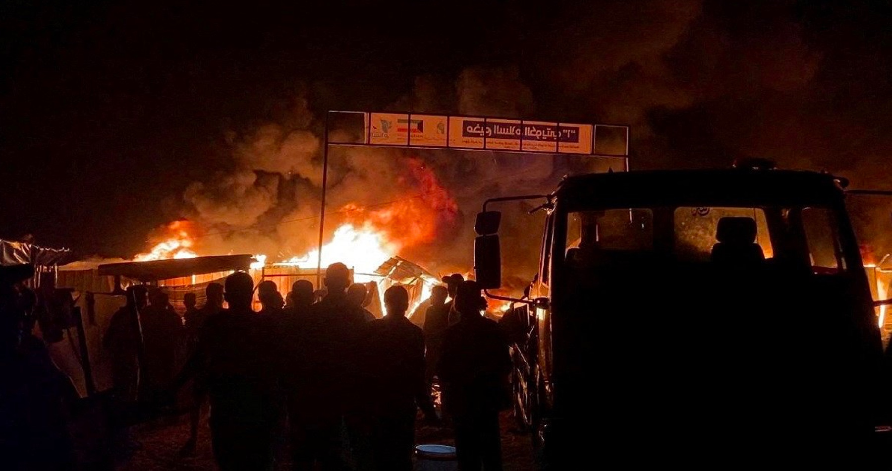 VIDEO: Izraelské stíhačky vybombardovaly v Rafáhu uprchlický tábor ustanovený OSN pro ochranu vysídlených civilistů. Ve stanech zahynulo přes 40 uprchlíků. Exploze bomby dokonce utrhla malému dítěti hlavu. Roztavená těla Palestinců potvrzují, že piloti F-16 svrhli na Palestince protibunkrové řízené bomby. Rozhodnutí Mezinárodního soudního dvora ohledně zastavení vojenské ofenzivy v oblasti Rafáhu na jihu Pásma Gazy je teď cár papíru!