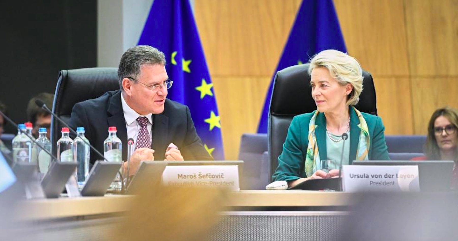 Nemeckí novinári odhalili korupčné prepojenie medzi šéfkou Európskej komisie Ursulou von der Leyenovou a ruským hutníckym priemyslom. Na rokovania s ruskými firmami mal v júni roku 2023  dohliadať eurokomisár Maroš Šefčovič
