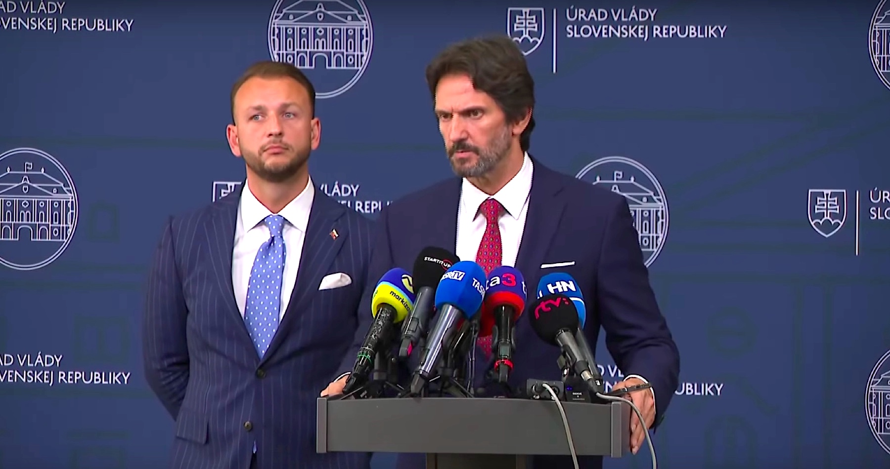 VIDEO: Vicepremiér Kaliňák informoval s akým šokujúcim 10-bodovým návrhom prišiel Denník N po jeho výzve na skvalitnenie novinárskej práce: „8 úloh majú politici a 2 novinári. A zlatým klincom bol návrh, že treba zavrieť ústa ľuďom a médiám s iným názorom.“ So šéfom rezortu vnútra Šutajom Eštokom informoval aj o zdravotnom stave postreleného predsedu vlády, bezpečnostnej situácii v štáte, ale aj o prieskume verejne mienky, v ktorom sa Slováci jednoznačne vyjadrili, čo najviac prispelo k atentátu na Roberta Fica