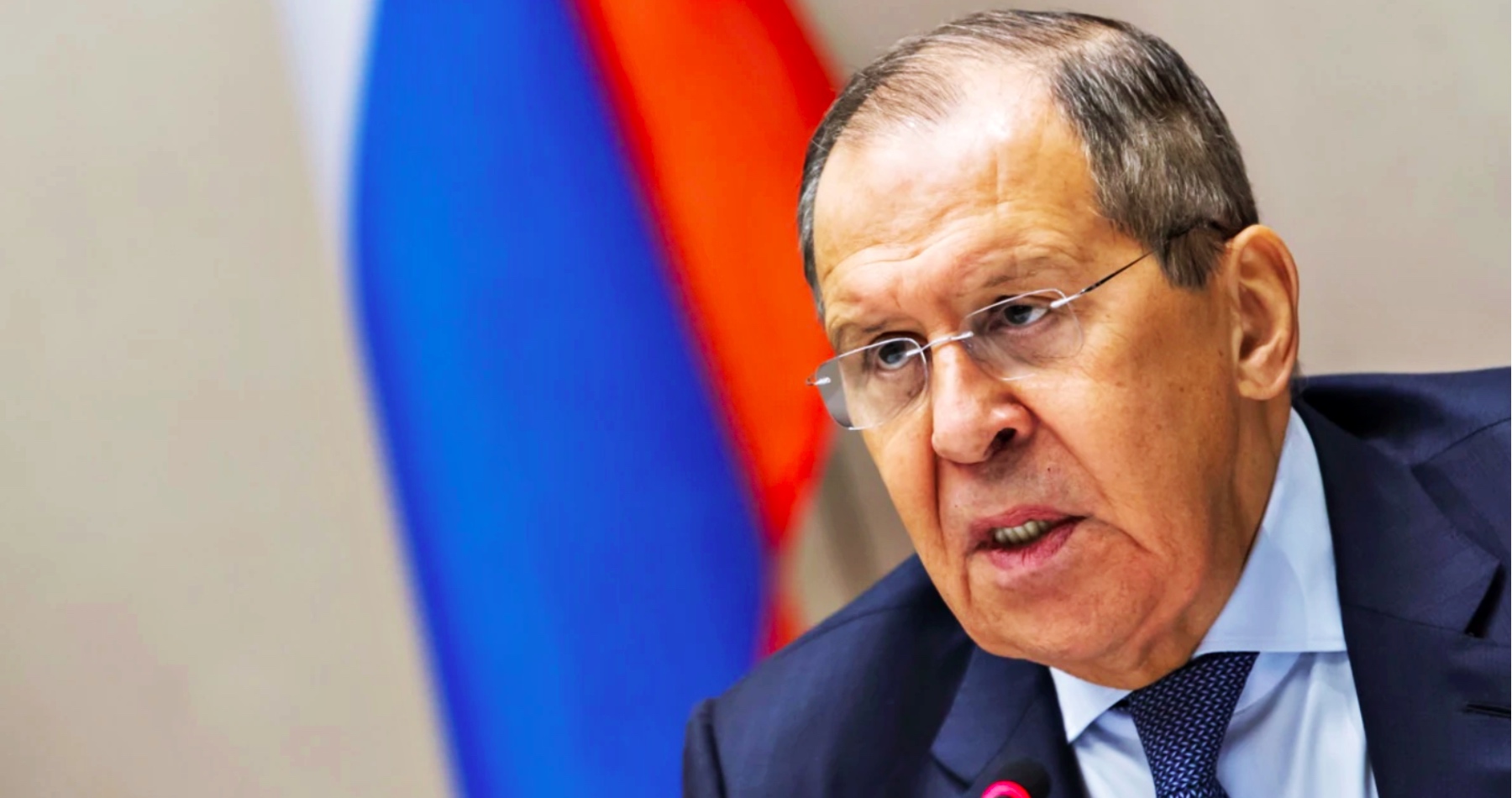 Lavrov varoval Západ, že americké stíhačky F-16 dodané Ukrajine budú zničené spolu s ďalšími zbraňami. Rusko zároveň pohrozilo jadrovými zbraňami, ak USA rozmiestnia rakety stredného a kratšieho doletu v Európe a Ázii