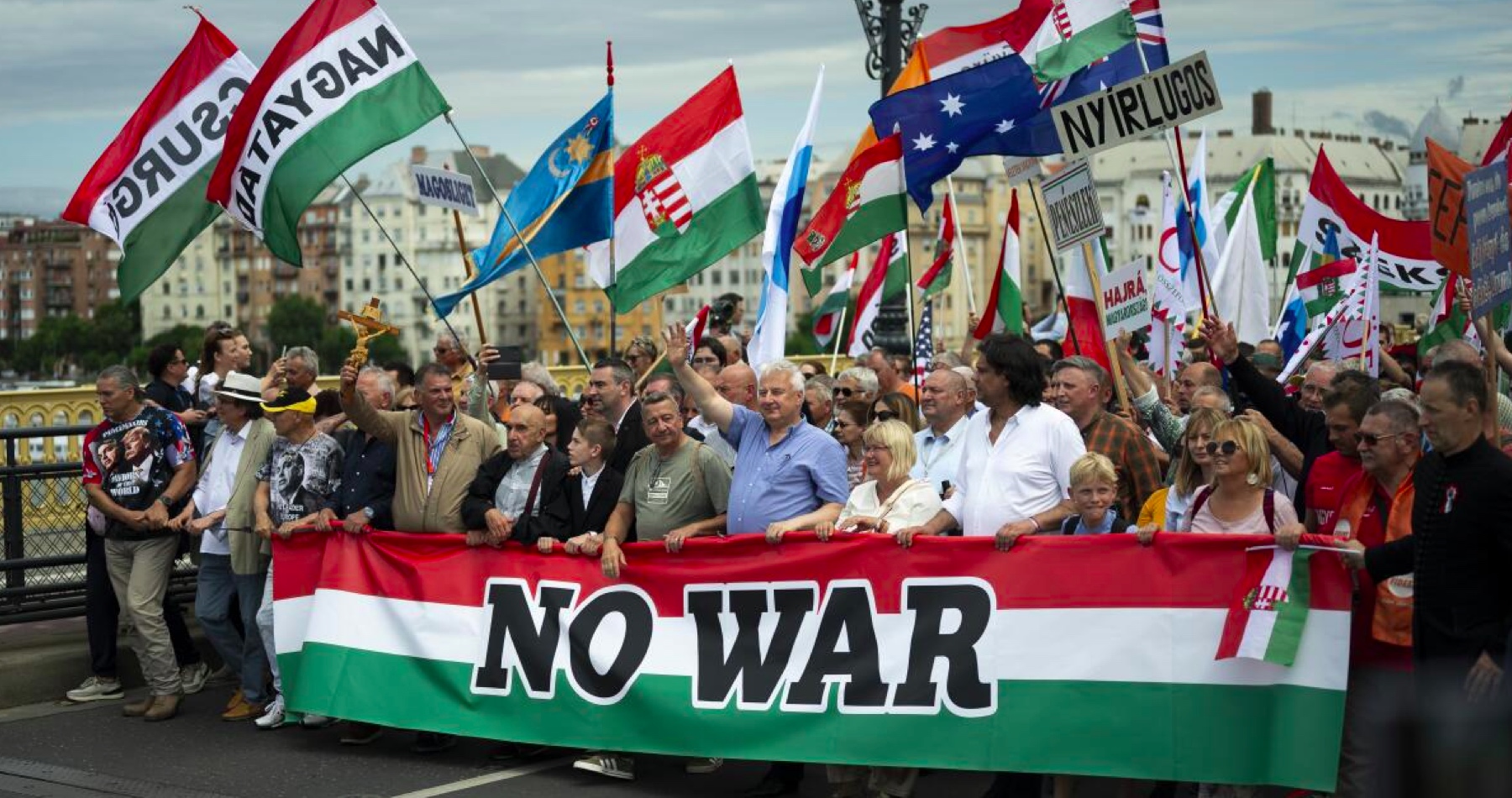 VIDEO: V Budapešti sa pred eurovoľbami konala masová demonštrácia „Pochod mieru“. Viktor Orbán vo svojom prejave varoval pred cestou do pekiel snahami rozmiestniť jadrové zbrane v Strednej Európe a zatiahnuť celý náš kontinent do vojny proti Rusku. „Ešte nikdy sa toľko ľudí nepostavilo do radu za mier. Sme najväčší mierový zbor, najväčšia mierová sila v Európe,“ vyhlásil maďarský premiér v úsilí zastaviť vojnový vlak rútiaci sa v čase, keď šialenci v štátoch EÚ, vojnoví štváči v Bruseli a vo vedení Európskej únie chcú vyprovokovať katastrofálnu 3. svetovú vojnu s nepredstaviteľnými následkami pre celú planétu