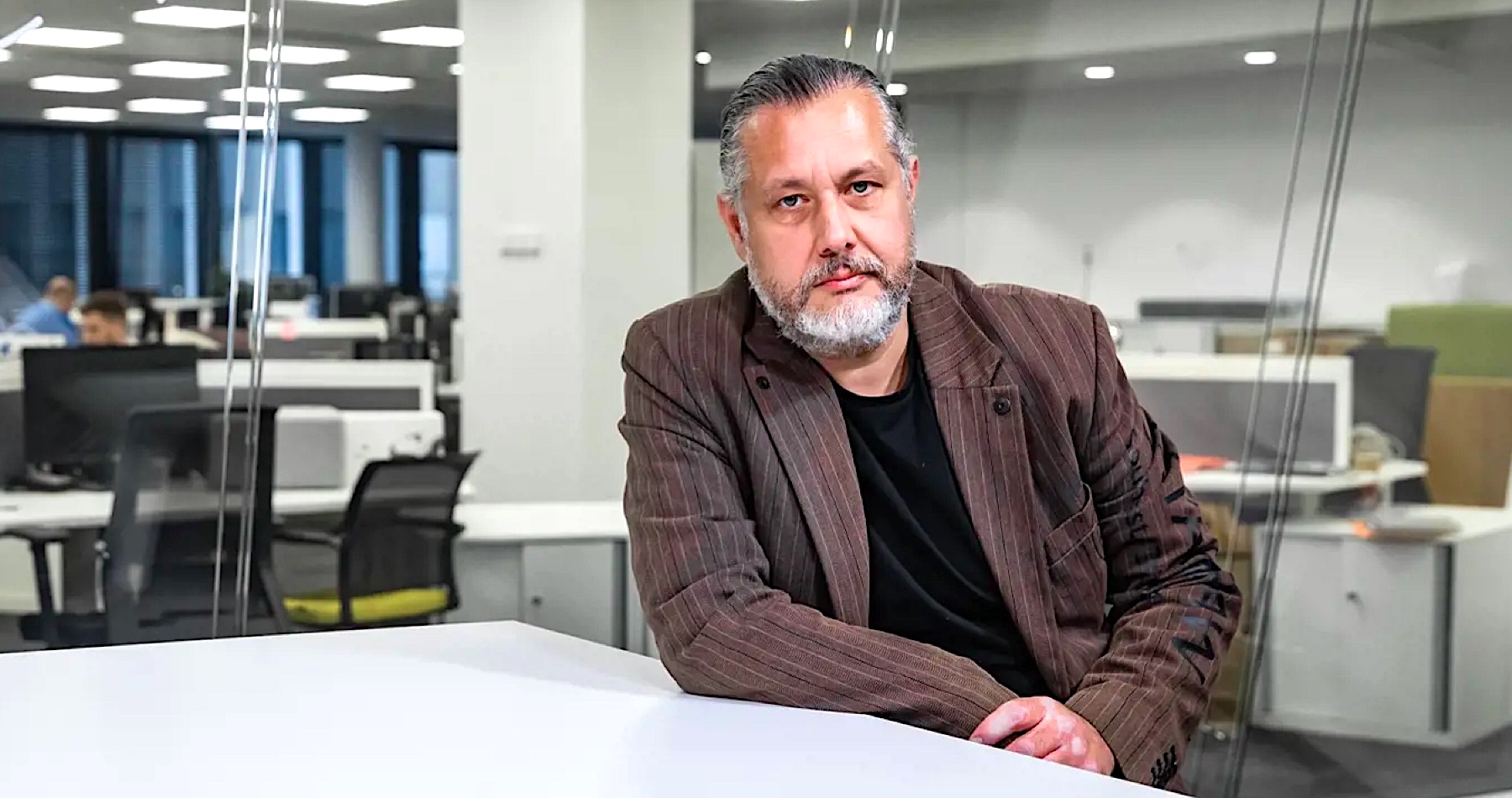 „Chorú špirálu nenávisti ste roztočili vy, progresívni pajáci a pandrláci, čo sa hráte na politikov. A vy, škodoradostné transgénne myši, dajte si pozor, lebo ten váš démon vás zhltne ako malinu,“ reaguje Oskar Rózsa na bombovú hrozbu, ktorú pri jeho dome nahlásil anonym a následné reakcie „zamindrákovaných humanoidov bez duše“