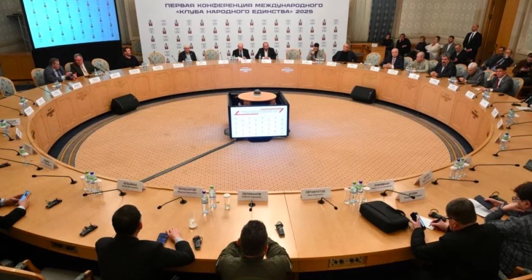 VIDEO: V Moskve vznikol Medzinárodný klub ľudovej jednoty. S prejavom na jeho zasadnutí vystúpil aj Štefan Harabin, ktorý vyzval na zákaz šírenia dekadentných relácií ohlupujúcich divákov prostredníctvom televízie a propagujúcich deviačné úchylky. Ukončenie ruskej  špeciálnej vojenskej operácie by podľa jeho názoru malo nastať až po zavŕšení denacifikácie a demilitarizácie Ukrajiny