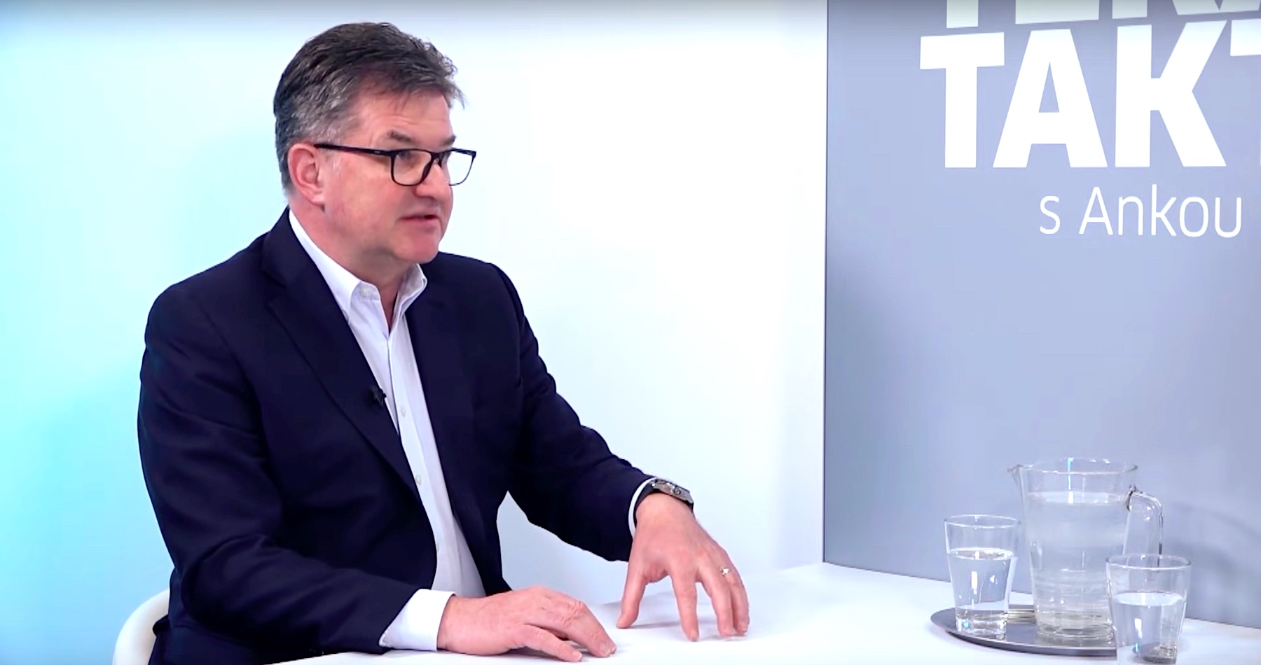 VIDEO: „EÚ je globálna menšina s rinčiacimi zbraňami, ktorá žije v euroatlantickej bubline. Vidíme, že v USA oslavujú historický Ovečkinov gól, v Montreale vítajú príchod ruskej posily a my ideme zakázať vystúpenie Anny Netrebko a chceme páliť knihy Dostojevského a Čechova. To je absurdné! Odsúďme vojnu, ale neťahajme do nej históriu, šport ani kultúru,“ vyhlásil Miroslav Lajčák v rozhovore o mierových plánoch, ktoré avizuje Donald Trumpom, o tom, prečo nie je možný trvalý mier na Ukrajine, ale aj o tom, že strašenie Putinom, ktorý údajne chce dobyť Európu, je len zásterkou, aby obyvatelia Európy akceptovali ešte väčšie výdavky na zbrojenie