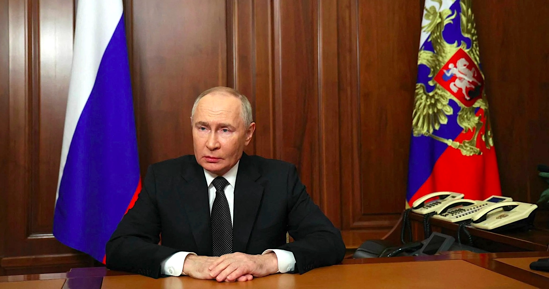 Vladimir Putin priznal, že Rusko má napriek zvýšeniu zbrojárskej výroby nedostatok určitých typov zbraní. Šéf Kremľa zároveň vyhlásil, že skúsenosti s vedením špeciálnej vojenskej operácie na Ukrajine študujú všetky armády sveta, lídri globálneho zbrojárskeho priemyslu a high-tech spoločnosti