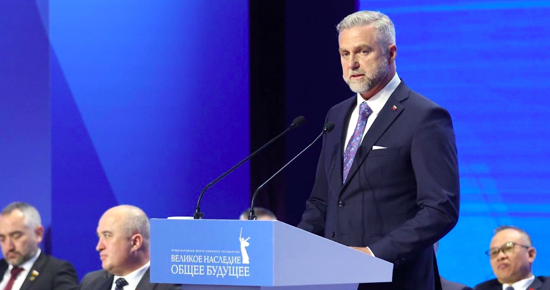 VIDEO: „Chráňte mier, jeho zrodenie bolo ťažké!,“ týmito slovami s odkazom na súčasnosť citoval Tibor Gašpar vo svojom prejave na konferencii v ruskom Volgograde slovenského účastníka 2. svetovej vojny. Podpredseda parlamentu vyzdvihol hrdinstvo vojakov Červenej armády, ktorá nás oslobodila spod nacizmu. Pripomenul však, že svet opäť zachvátili strach, nenávisť a šírenie lží, ktoré sú teraz sprevádzané snahou o prepisovanie dejín