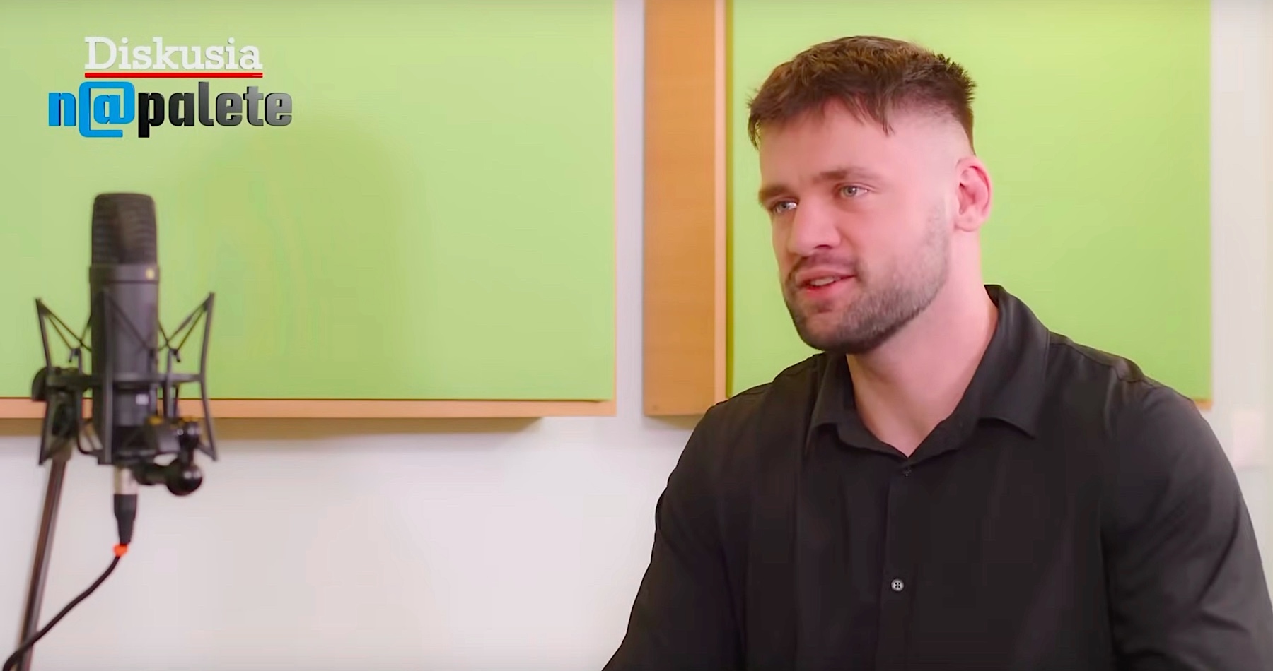 VIDEO: Filip Sulík o svojom boji s mainstreamovou mafiou, o zlom spoločenskom nastavení, o svojom otcovi Richardovi, ktorý zakladal SaS, o slobode prejavu, o politizácii umenia a kultúry, o detinskom vystupovaní bratislavských stand-up komikov s trápnymi vtipmi bez úrovne, ale aj o dvojakom metri v kauze trestne stíhaného Daniela Bombica za názor a šírení nenávisti a v prípade šírenia nenávisti zo strany „slušnoľudí“, ale aj o protestoch progresívnych liberálov proti vystúpeniu svetoznámej ruskej opernej divy Anny Netrebko v SND a o všadeprítomnej a otravnej proukrajinskej propagande