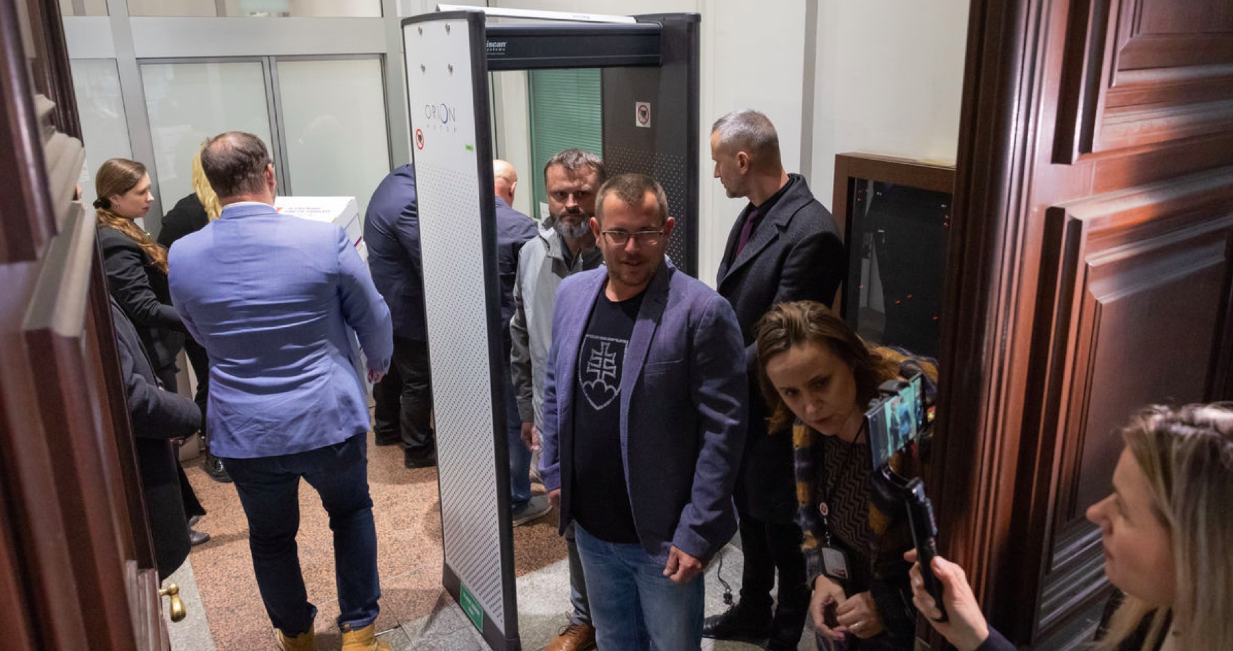 VIDEO: Prezidentovi Pellegrinimu odovzdali petíciu, v ktorej občania Slovenska žiadajú vyhlásiť referendum o stopnutí protiruských sankcií