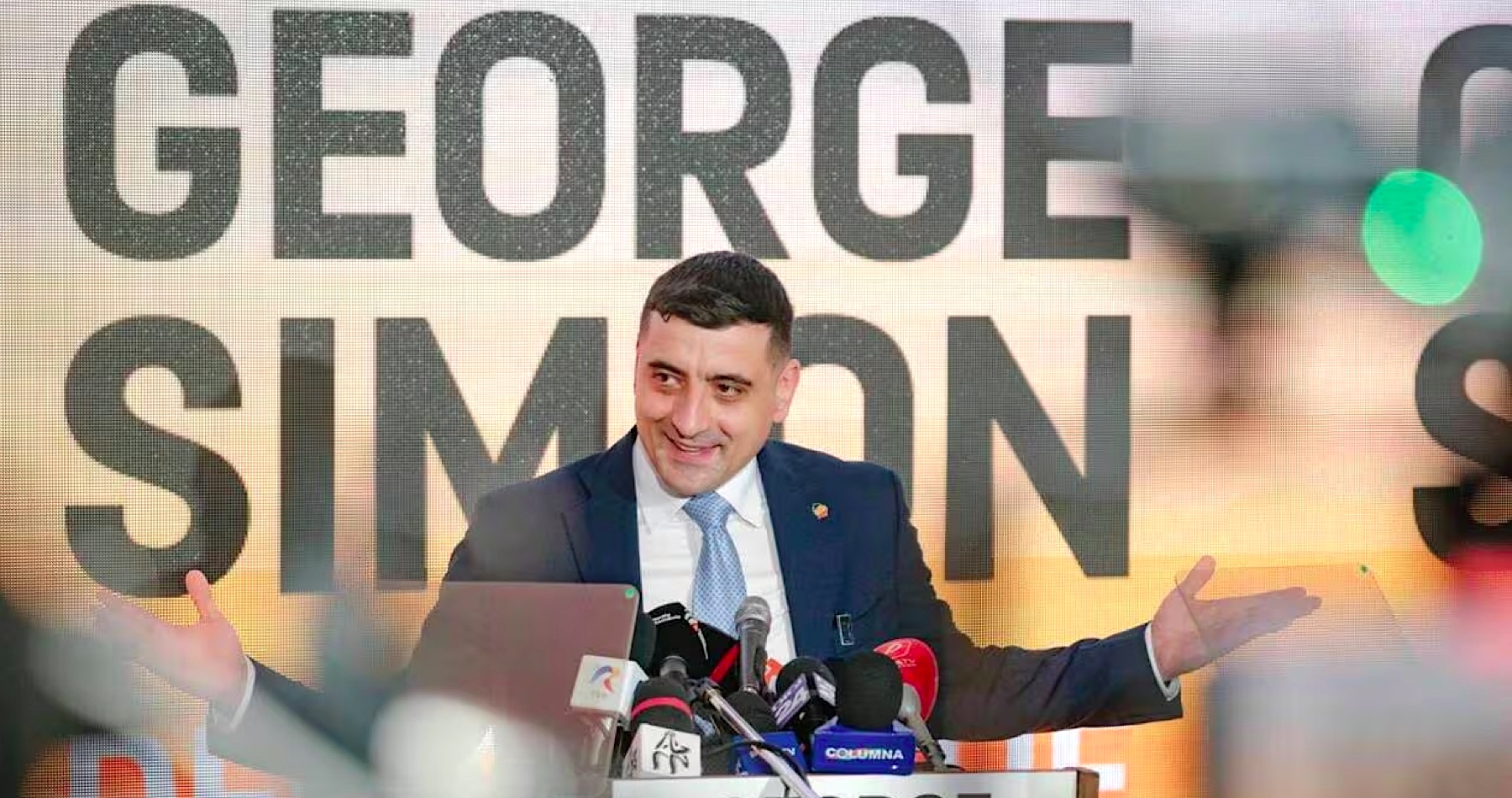 V Rumunsku sa opakovali prezidentské voľby po tom, čo na nátlak Deep state, NATO a EÚ ich decembrový demokratický výsledok zrušil Ústavný súd. Víťazom 1. kola je pravicový kandidát George Simion, ktorého podporil politicky prenasledovaný a kriminalizovaný Calin Georgescu. „Toto je začiatok veľkej éry. Suverénne národy, sloboda a zdravý rozum, nie tyrania, chorá ideológia a nekonečné podvádzanie,“ vyhlásil víťazný líder pravicovej Aliancie za zjednotenie Rumunov