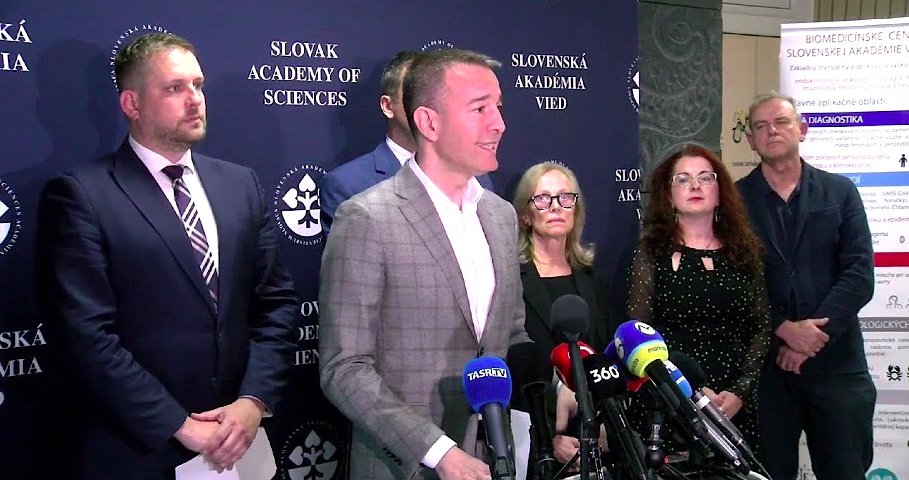 VIDEO: SAV aj ŠÚKL sú podľa ministra školstva Druckera pripravené vykonať analýzu a vypracovať správu o obsahu mRNA preparátov proti koronavírusu. Stáť to vraj bude zhruba 350-tisíc eur. Šéf rezortu zdravotníctva Šaško vyhlásil, že celou svojou autoritou stojí za slovenskými vedcami a výskumníkmi. 361 lekárov a farmaceutov slúžiacich spolitizovanej korporátnej vede a záujmom farmaceutických firiem medzitým kompromituje vedecké bádanie ostrým dištancovaním sa od vládneho splnomocnenca Kotlára, ktorý chce objasniť zločiny páchané na zdraví ľudí