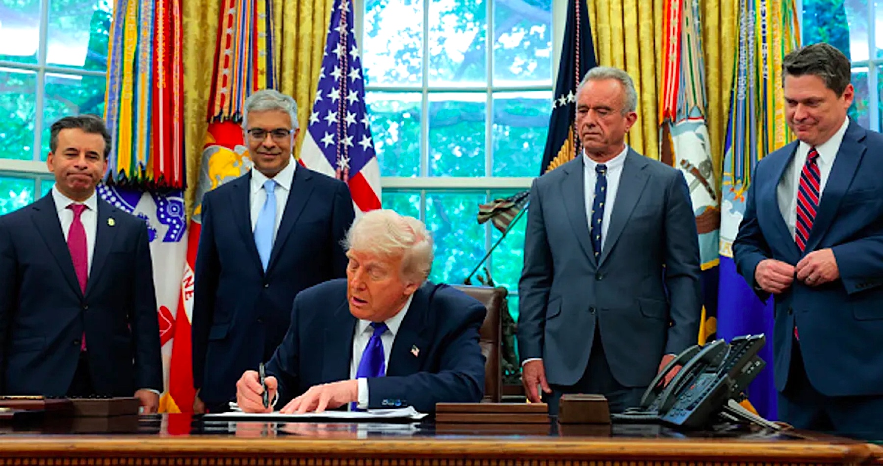 VIDEO: Prezident USA Donald Trump podpísal nariadenie obmedzujúce financovanie tzv. gain-of-function experimentov zameraných na zlepšenie vlastností patogénov, ktoré sú pôvodcom ochorenia Covid-19