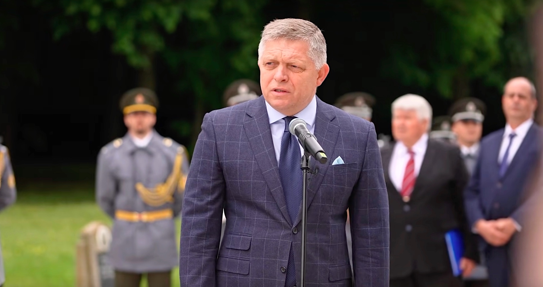 VIDEO: „Sloboda k nám prišla z Východu. Buď sa postavíme na stranu víťazov 2. svetovej vojny alebo na stranu fašistov. Nech žije Slovenská republika, nech žije slávna Červená armáda!,“ vyhlásil premiér Fico s tým, že historickú pravdu o oslobodení našej vlasti vojakmi Červenej armády počas druhej svetovej vojny nám z hláv nikto nevymaže. Médiá sa však podľa neho o to snažia. Upozornil tiež na snahy opäť postaviť „železnú oponu“ 