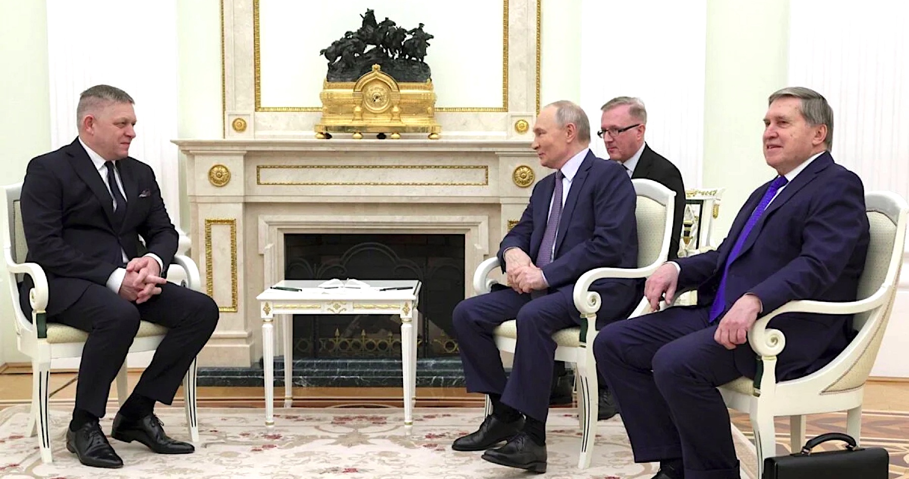 Vladimir Putin sa 9. mája v Moskve opäť stretne so slovenským premiérom Robertom Ficom. Rusi medzitým zverejnili zoznam vážených zahraničných hostí, ktorí sa zúčastnia osláv 80. výročia ukončenia druhej svetovej vojny. Slovenského premiéra dali na tretie miesto, hneď po čínskom prezidentovi a lídrovi Bieloruska