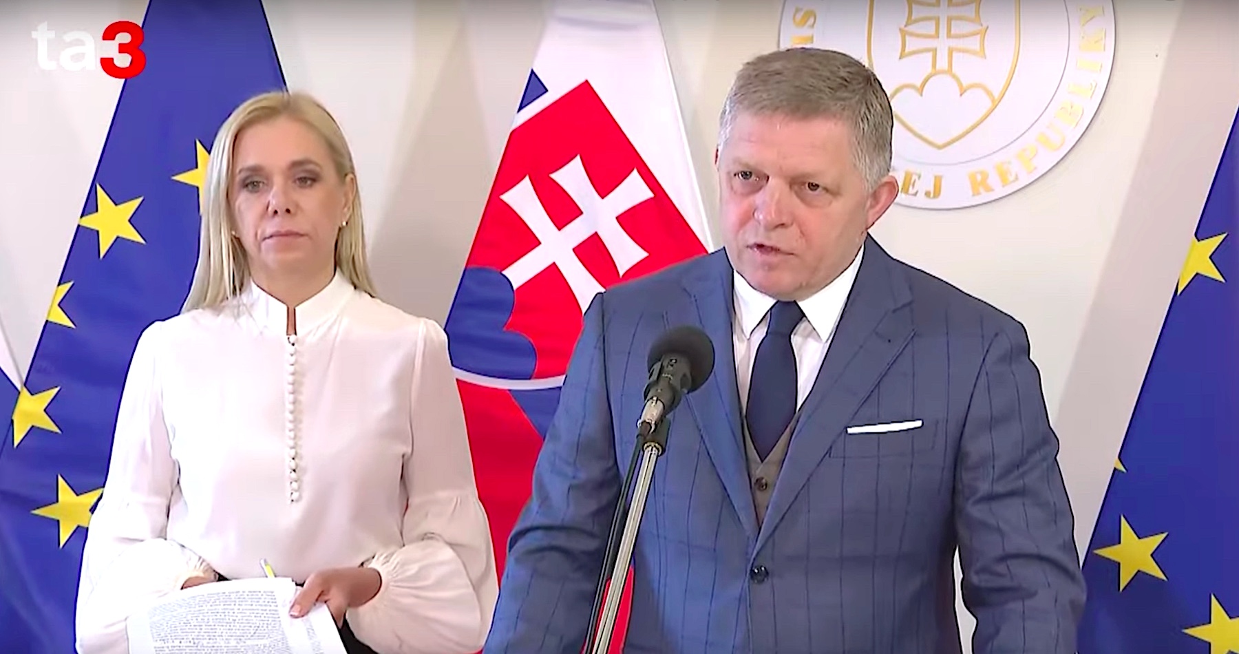 VIDEO: „Ideme do mimoriadne nebezpečnej hry. Odmietam, aby sme páchali ekonomickú samovraždu,“ vyhlásil premiér Fico o zámere Európskej únie úplne zastaviť dodávky energií z Ruska. „Diabol je skrytý v detailoch. Toto je ideologické rozhodnutie, ktoré nemá nič spoločné so zdravým rozumom. Desaťkrát merajte a raz strihajte!,“ odkázal eurokomisii, ktorej návrh označil za neakceptovateľný. Šéf slovenskej vlády opätovne odmietol myšlienku budovania novej „železnej opony“ medzi Východom a Západom