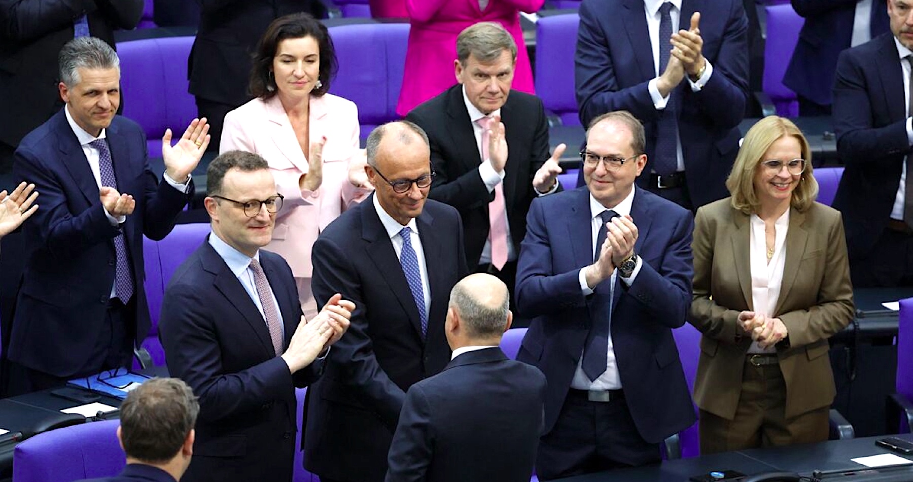 VIDEO: Poslanci německého Spolkového sněmu zvolili předsedu CDU Friedricha Merze novým německým kancléřem překvapivě až na druhý pokus. Rebelie skupiny poslanců Bundestagu nastala kvůli obavám z vypuknutí třetí světové války, do které Německo zatáhne zbytek Evropy