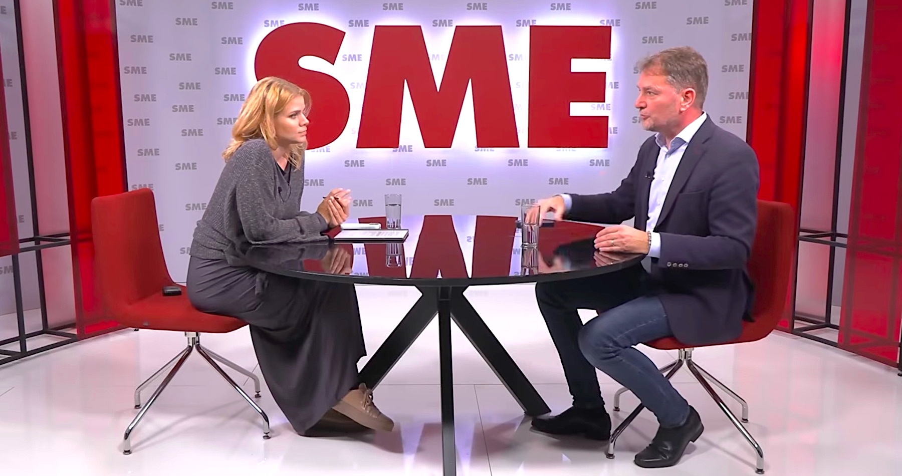 VIDEO: Matovič obvinil Šimečku & spol., že žijú celú život z peňazí mimovládok. V rozhovore vyhlásil, že vyšetrovateľ Pavol Ďurka by mu mal ďakovať za slobodu a nie na neho pľuť. Komentoval aj vzťahy v opozícii a prečo s ním nikto nechce spolupracovať. PS, SaS a KDH vyzval, aby 9. mája spolu vycestovali do Kyjeva na znak podpory banderovskému režimu 