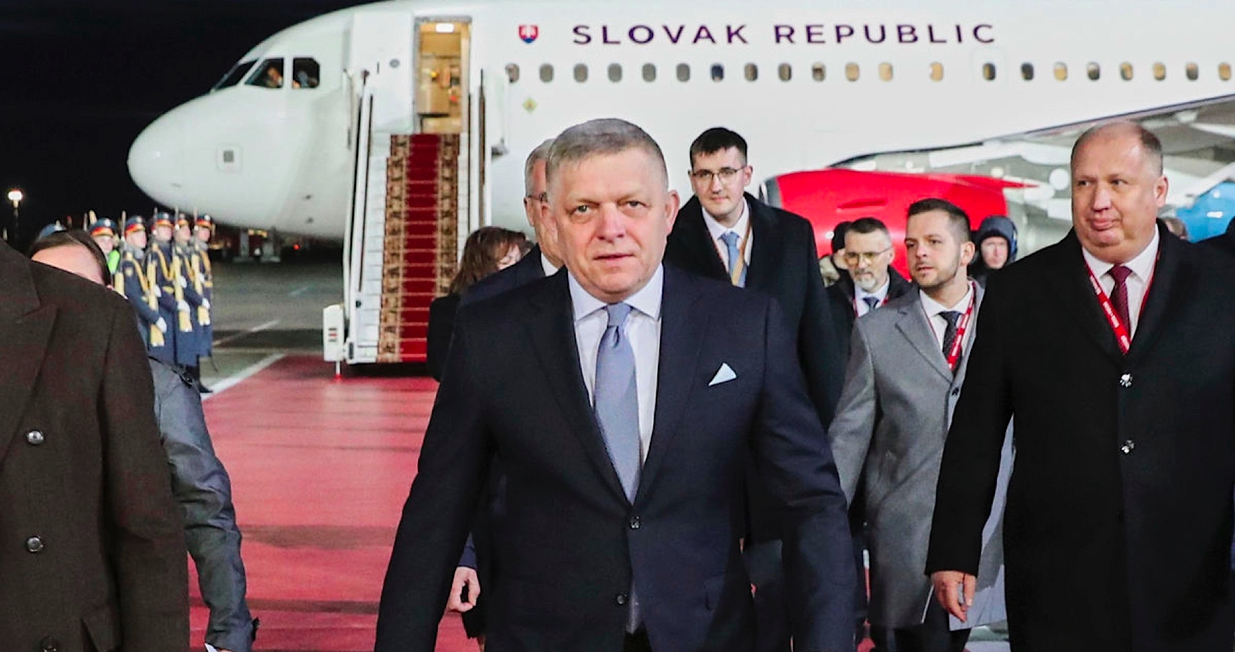 VIDEO: Robert Fico priletel do Moskvy na oslavy 80. výročia konca 2. svetovej vojny. Po vystúpení z lietadla sa zvítal s ruskými predstaviteľmi. Premiér sa vzäpatí stretol so srbským prezidentom Aleksandarom Vučičom