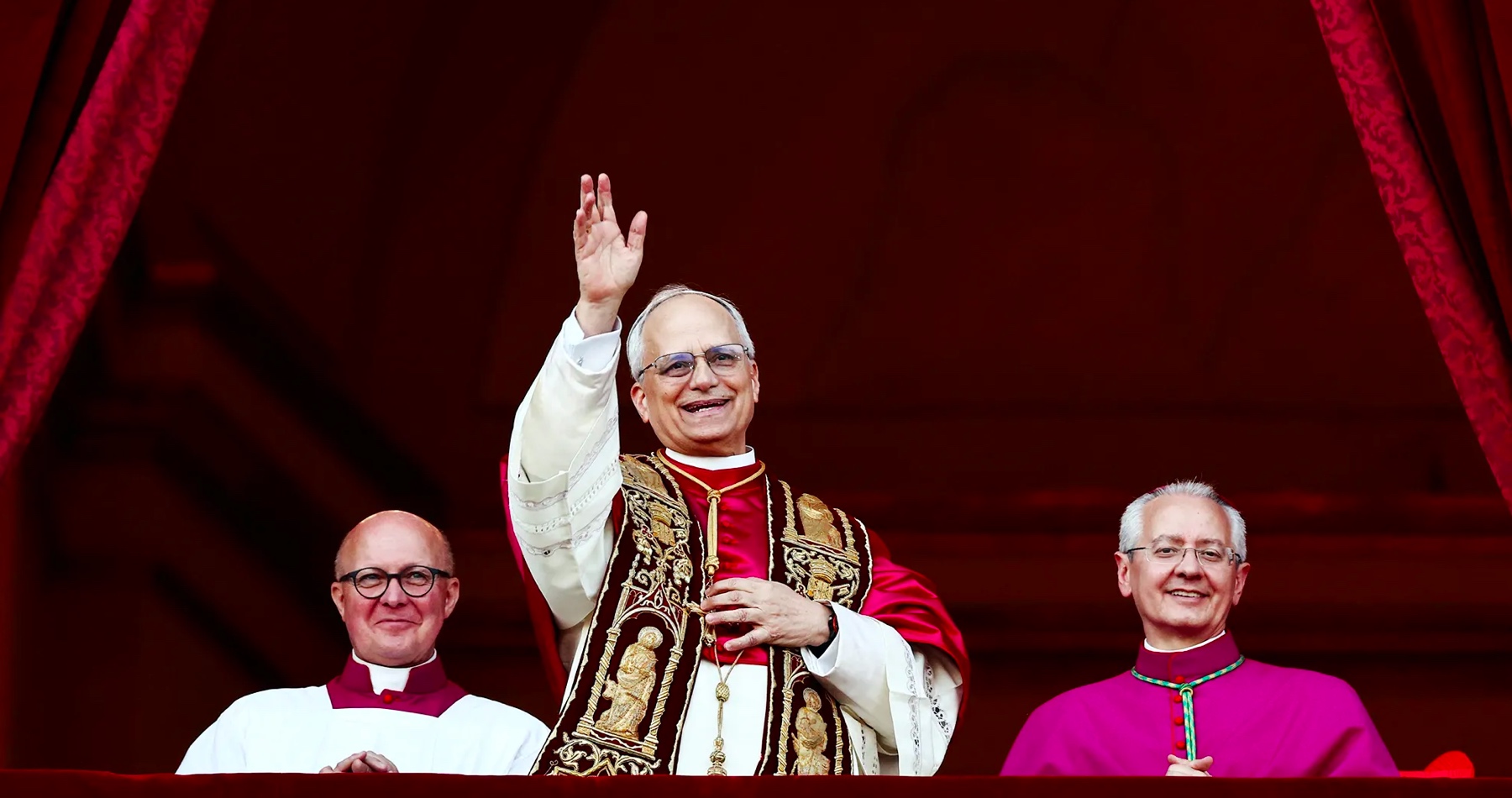 První americký papež v čele Vatikánu. Kardinál Robert Francis Prevost byl vybrán jako 267. papež katolické církve, který přijal jméno Lev XIV. Nový pontifik chce navázat na “práci” svého předchůdce, jezuitu Jorge Mario Bergoglia alias papeže Františka, který zemřel na Velikonoční pondělí ve věku 88 let