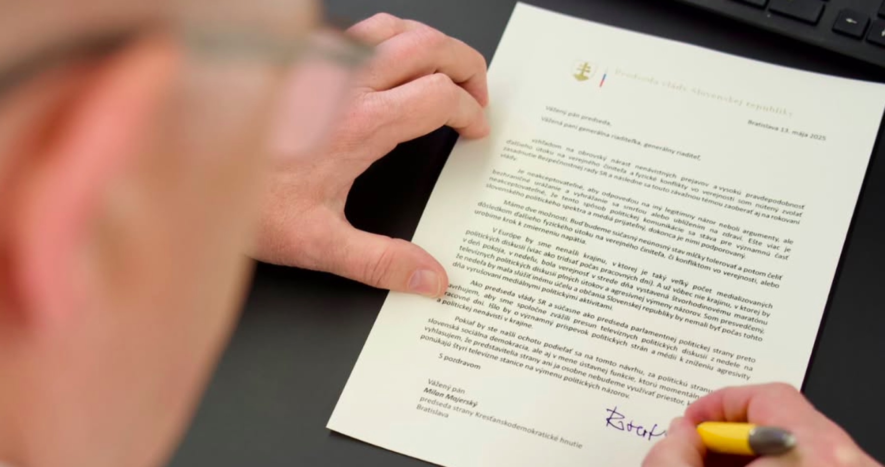 Premiér Robert Fico avizuje zvolanie Bezpečnostnej rady štátu kvôli neakceptovateľnému nárastu nenávistných prejavov v spoločnosti. „Máme dve možnosti. Buď budeme súčasný neúnosný stav mlčky tolerovať a potom čeliť dôsledkom ďalšieho fyzického útoku na verejného činiteľa, či konfliktom vo verejnosti, alebo urobíme krok k zmierneniu napätia“
