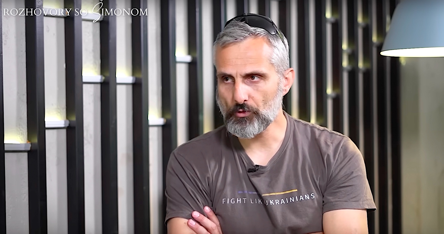 VIDEO: „Tvrdenia, že na konci 2. svetovej vojny nás oslobodili vojaci Červenej armády sú lož. Sovietsky zväz má na svojich rukách viac krvi ako nacistické Nemecko. Fico sa v Moskve klaňal agresorom porovnateľných s nacistami. Rusko nie je neporaziteľné,“ vyhlásil radikálny rusofóbny prívrženec banderovského režimu v Kyjeve, bojovník proti iným názorom a koordinátor strategickej komunikácie Fialovej vlády - Otakar Foltýn 