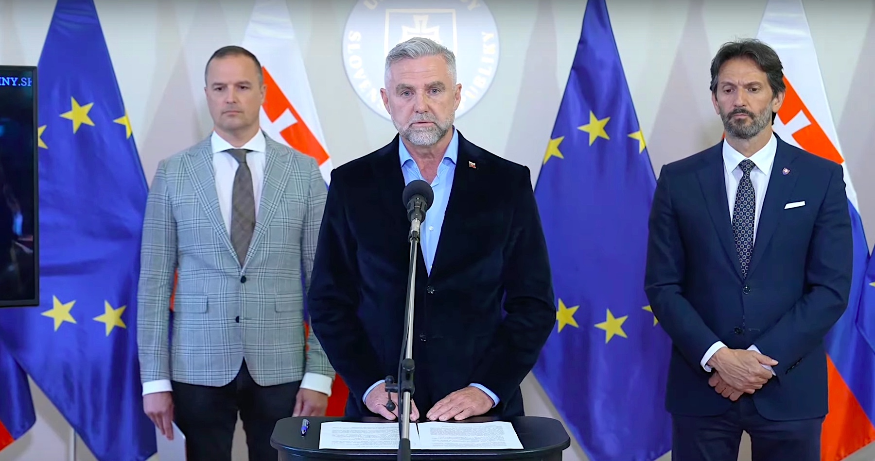 VIDEO: Ako sa želanie zarúškovaného zradikalizovaného primitíva o potrebe zabiť premiéra Fica z roku 2021 presne pred rokom do bodky naplnili, o tom, že Šimečka, Naď & spol. napriek tomu naďalej šíria v spoločnosti agresiu a nenávisť a v spolupráci s médiami produkujú zlo, hecujú ľudí do občianskej vojny a vyrábajú ďalších zmanipulovaných páchateľov teroristického útoku, o zahladzovaní stôp zo strany Cintulovho syna, o tom, že vedúci Kancelárie vtedajšej prezidentky Čaputovej - Metod Špaček bezprostredne po pokuse zavraždiť predsedu vlády komunikoval so spoločnosťou Meta o vymazaní atentátnikovho účtu na Facebooku, ale aj o okolnostiach, ktoré atentátu predchádzali a o plných ústach demokracie a slobody zo strany tých, ktorí prenasledovali politických oponentov a nositeľov iných názorov