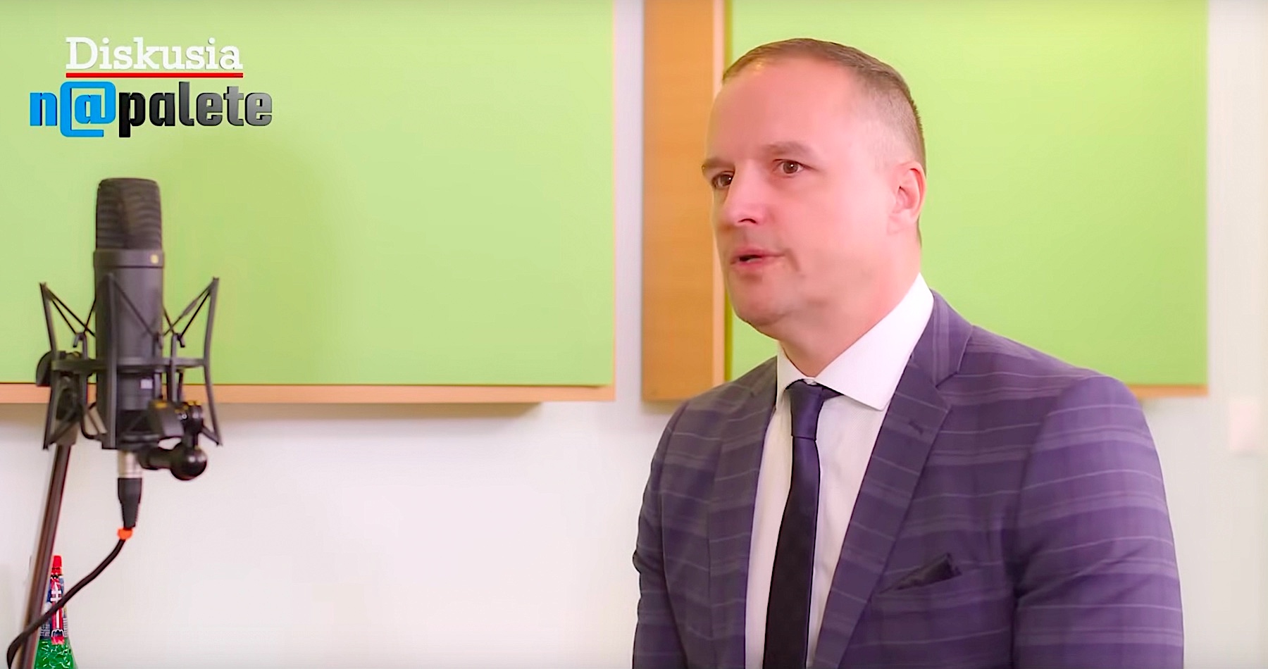 VIDEO: Advokát David Lindtner o kauze trestného stíhania Daniela Bombica za jeho kritický názor na migračnú politiku a sionizmus, ktorá má širší spoločenský dopad na slobodu slova a uplatňovanie rovnosti pred zákonom v čase selektívnej kriminalizácie nepohodlných názorov, o tom, že súčasná opozícia sa sústavne vyhráža prenasledovaním svojich politických oponentov a zneužívanie práva považuje za štandardný nástroj politického boja, ale aj o tom, že na Slovensku sa už rozpútala skrytá „občianska vojna”