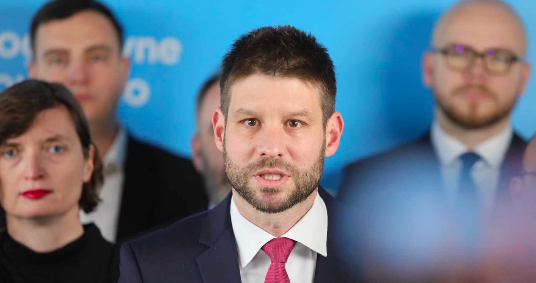 Spoluarchitekt nevídaného šírenia agresie v spoločnosti Šimečka, ktorý programuje ľudí nenávistnou progresívnou ideológiou a podkopáva v štáte slobodu a demokraciu, píše rok po atentáte na Fica, ktorého chcel zavraždiť ním a zvyškom opozície sfanatizovaný prívrženec, že premiér šíri nenávisť a polarizuje spoločnosť