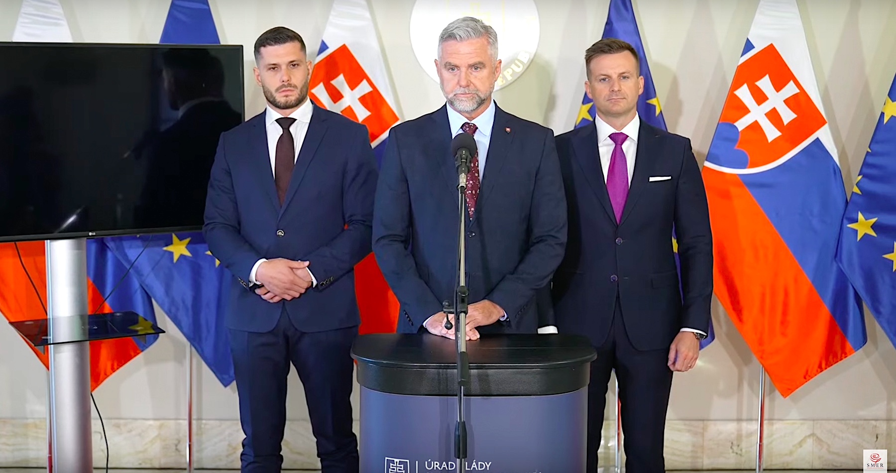 VIDEO: „Množstvo nenávistných prejavov v spoločnosti sa rok po atentáte na premiéra Roberta Fica zvýšilo o vyše 200 percent. Denník N odvtedy niekoľkými článkami denne šíri nenávisť a hecuje ľudí proti predsedovi vlády,“ informoval Tibor Gašpar po mimoriadnom zasadnutí Bezpečnostnej rady štátu. Poukázal aj na vyhrážky smrťou zradikalizovaným prívržencom opozície so symbolom nacistickej protipartizánskej a protiruskej skupiny Edelweiss, ktorý rád strieľa na strelnici, fotí sa s vodcom Demokratov - Naďom, vyhrážajúcim sa „hlbokou orbou“ v prípade svojho návratu k moci, a plánoval prísť dnes do Handlovej, kde sa opäť po roku koná výjazdové zasadnutie vlády