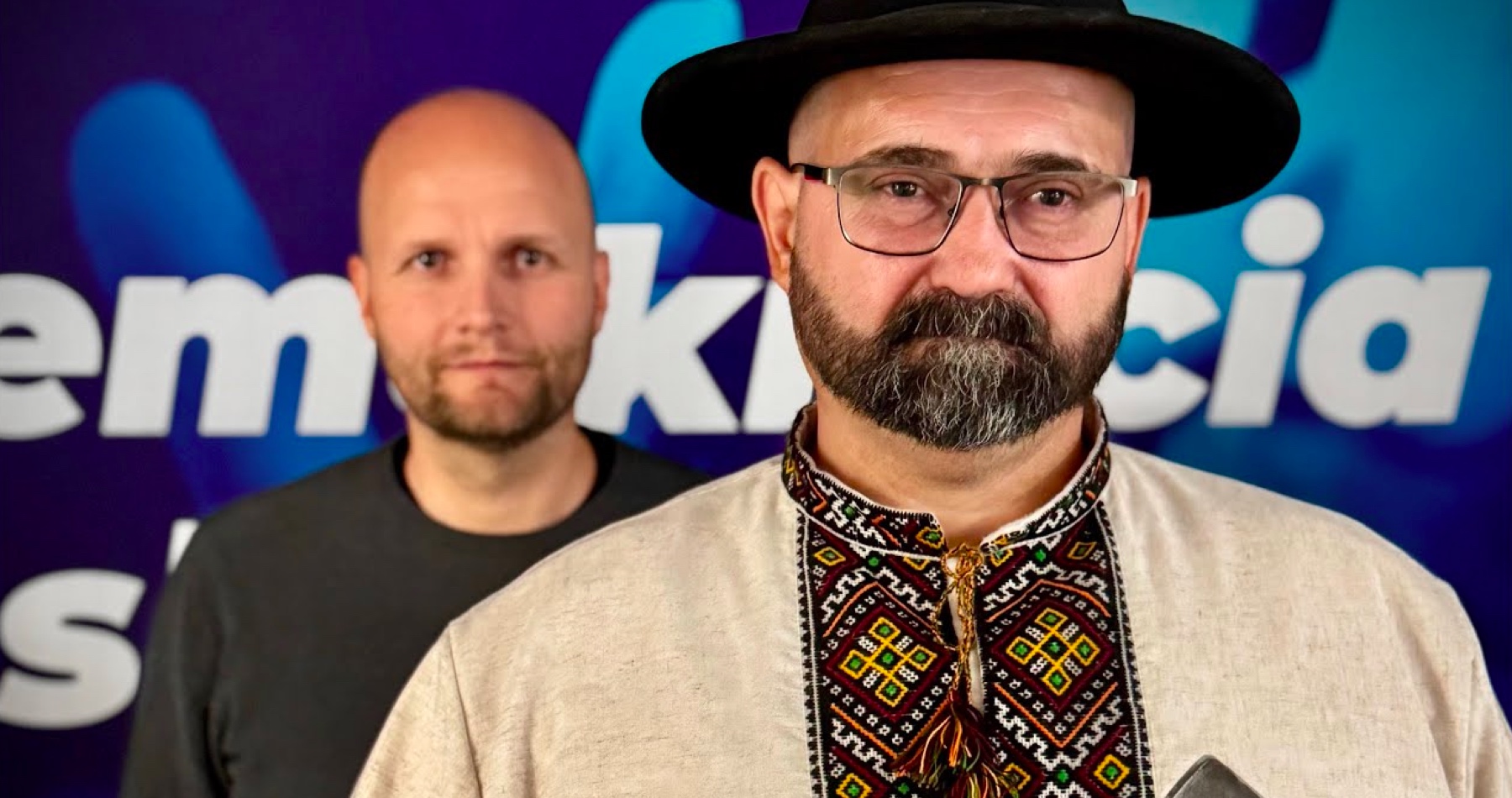 VIDEO: Naďom & spol. pestovaný Cintula 2, ktorý na nedávnom opozičnom proteste hovoril o poslednej kvapke a klinci do Ficovej rakvy, ale aj to, že je otázka času, kedy pôjde premiér „dole“, už čelí obvineniu z podnecovania k trestnému činu. Zradikalizovaný progresívno-liberálny politický aktivista, člen Demokratov a podporovateľ neonacistického banderovského režimu na Ukrajine Peter Laťák vo svojich videách tvrdí, že partizáni počas SNP nebojovali proti nacistom, ale proti Slovákom a Tisovmu režimu. Vojakov Červenej armády, ktorá nás v 2. svetovej vojne oslobodila, označil za ruský hnoj. Ďalším obvineným je opozíciou zradikalizovaný extrémista, ktorý na sociálnej sieti vyzýval na fyzickú elimináciu ústavného činiteľa zastrelením