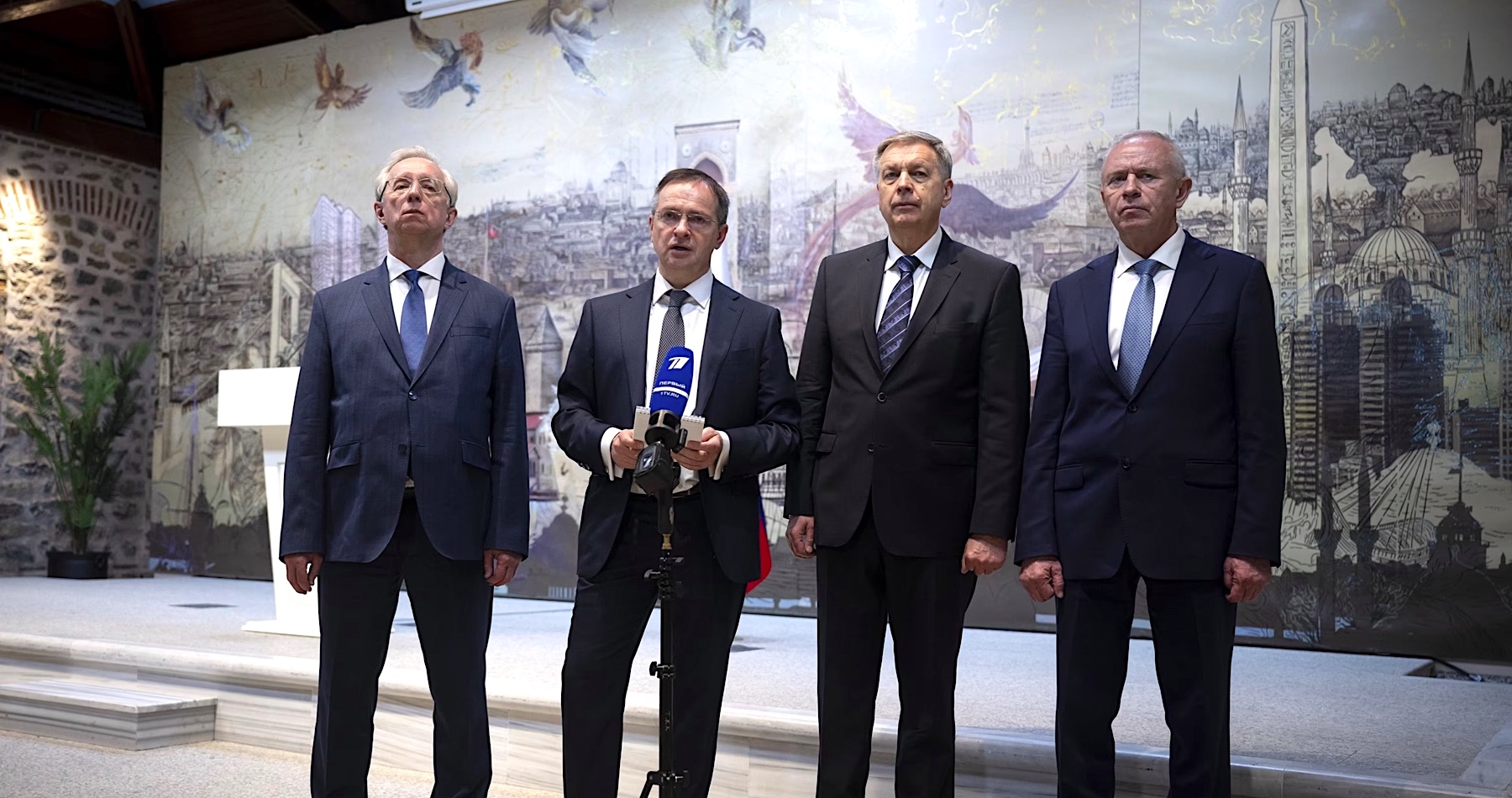 VIDEO: Rusko je spokojné s výsledkom rozhovorov so zástupcami Ukrajiny, ktoré sa konali v Istanbule a je pripravené pokračovať v rokovaniach. Obe znepriatelené strany sa podľa šéfa ruskej vyjednávacej delegácie Vladimira Medinského dohodli, že vypracujú podrobné návrhy prímeria a predložia ich. Ďalším krokom by malo byť stretnutie prezidentov Vladimira Putina s Volodymyrom Zelenským