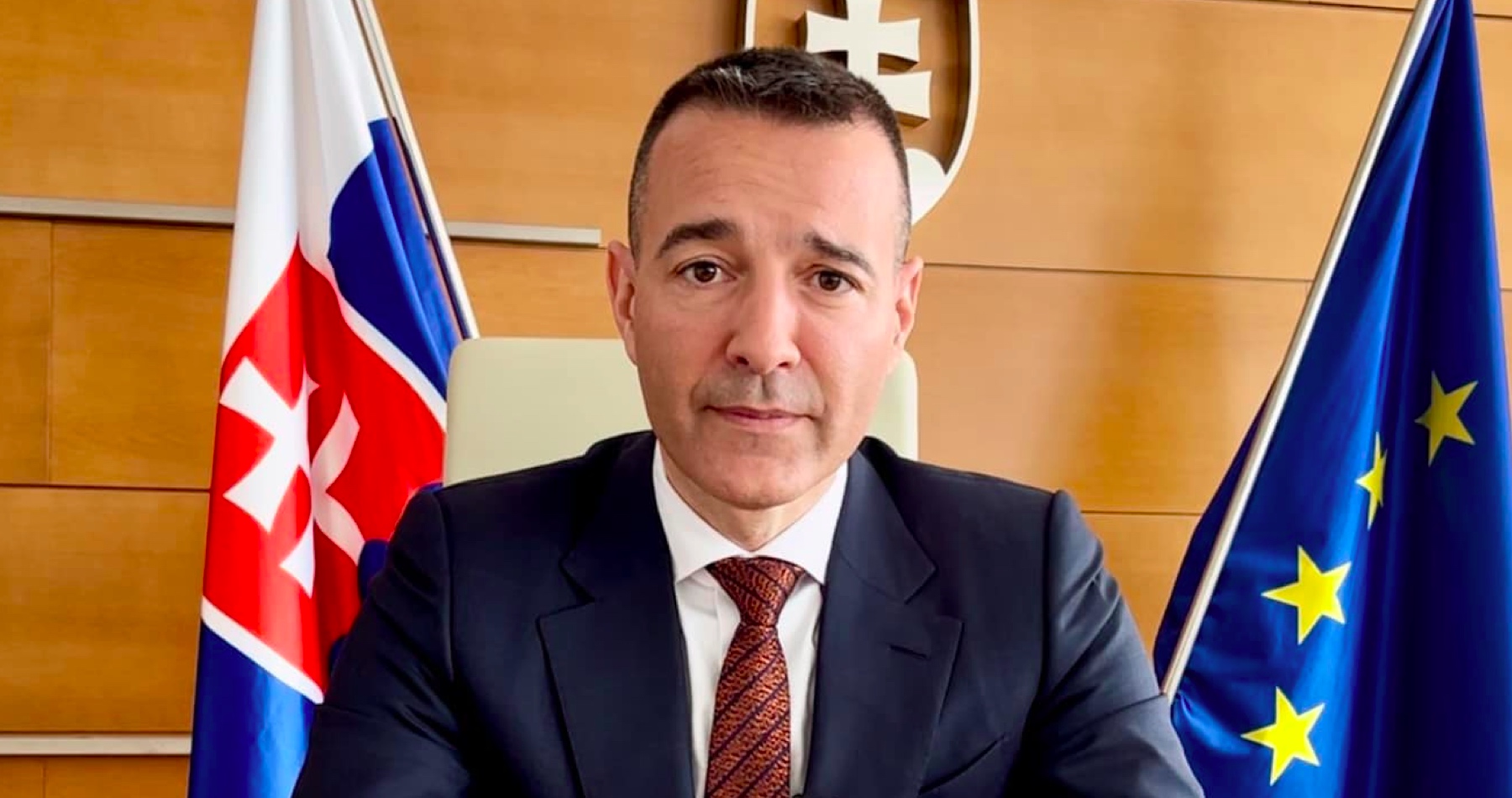 Progresívno-liberálny šéf rezortu školstva Drucker ako aktívny prívrženec vakcinácie, totalitných pandemických opatrení a mafiánskej politiky farmaceutických firiem obvinil koaličných partnerov, že odmietnutím podpory pandemickej dohody uprednostnili politikárčenie pred faktami