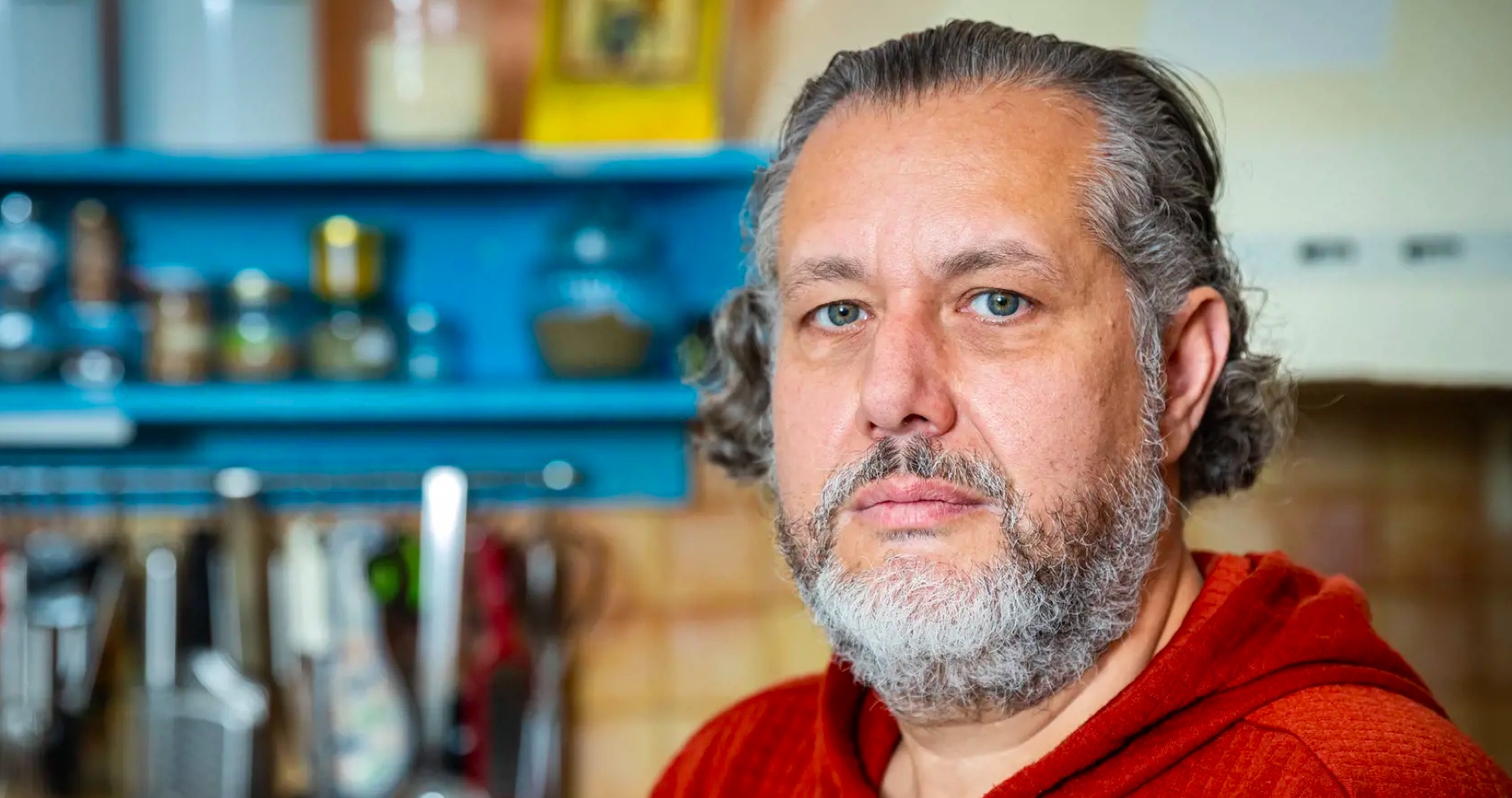 Po tom, ako provinčný hudobný komediant Marián Čekovský vyhodil zo svojej kapely gitaristu svetového formátu Henryho Tótha za jeho antiprogresívny spoločensko-politický názor, sa ostro do cenzora nepohodlných názorov pustil Oskar Rózsa a pýta sa ho, aby verejne svoje konanie zdôvodnil. „My, čo ťa dlho a dobre poznáme, presne vieme čo formovalo tvoj charakter - mamon, mindrák a frenetická túžba po uznaní,“ priblížil