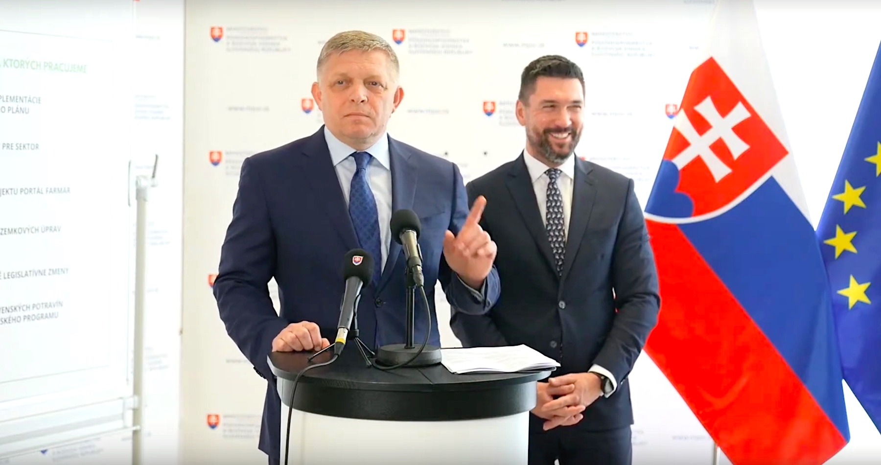 VIDEO: Robert Fico upratal redaktorku Denníka N. „Ste nenávistné protislovenské a protivládne médium,“ odkázal politickej aktivistke z propagandistického tlačového orgánu Progresívneho Slovenska. Premiér komentoval aj otázku redaktora TV Markíza, ktorému „vadilo“, že Slovensko sa zdržalo pri hlasovaní o Pandemickej dohode, hoci predseda vlády dopredu avizoval, že „slovenská delegácia má jasný pokyn Pandemickú dohodu v hlasovaní nepodporiť, čo v praxi znamená hlasovať proti tejto dohode alebo sa zdržať hlasovania“