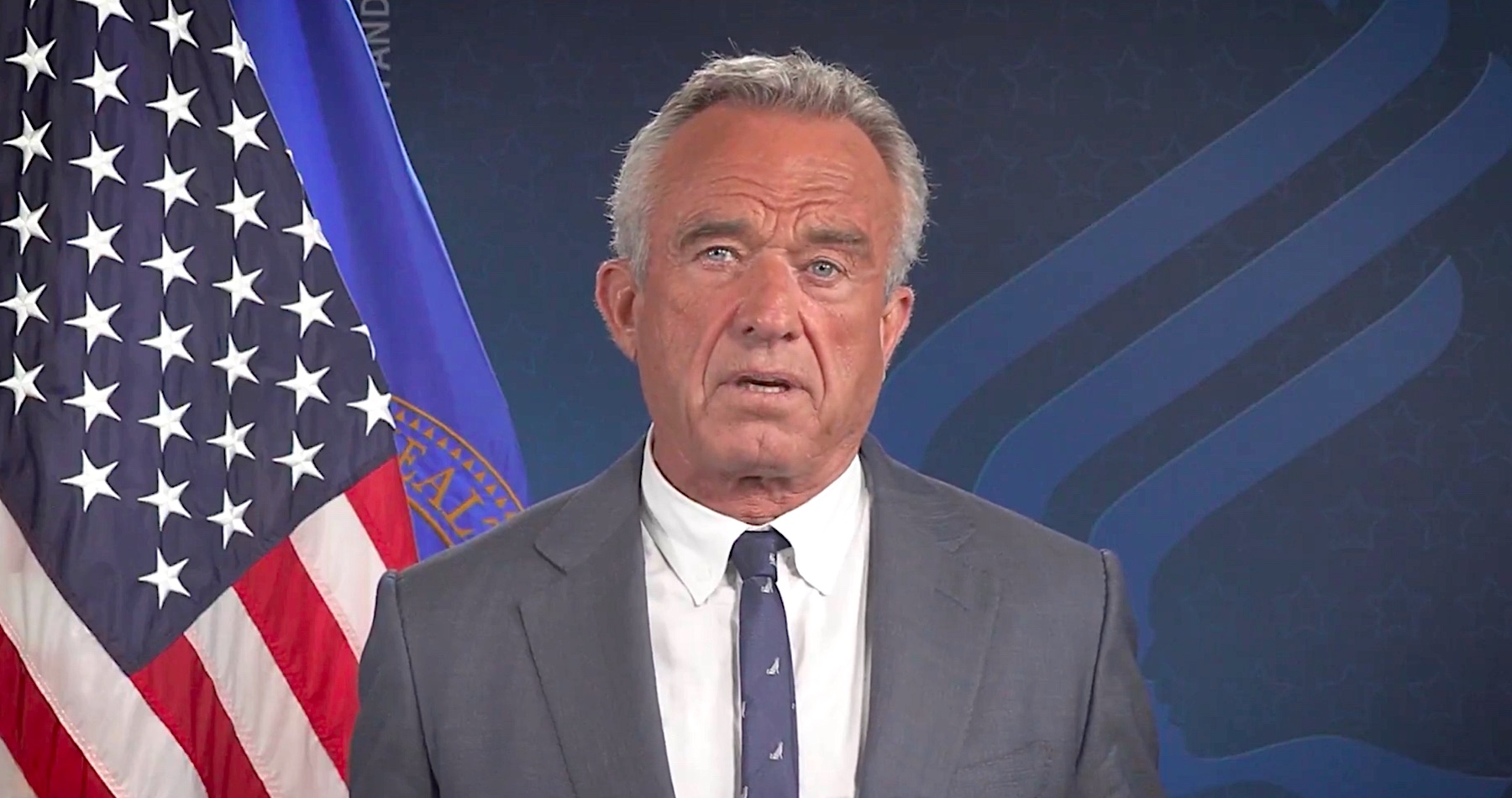VIDEO: Americký minister zdravotníctva Robert F. Kennedy ml. označil WHO za umierajúcu organizáciu a štáty sveta vyzval, aby nasledovali príklad USA a zo Svetovej zdravotníckej organizácie vystúpili. WHO podľa neho klamala a nepovedala pravdu, že Covid-19 má laboratórny pôvod, ale aj to, že jej prioritou sa stala korporátna medicína a presadzovanie genderovej ideológie. Pandemickú dohodu označil za ukážkový príklad disfunkčnosti Svetovej zdravotníckej oganizácie, ktorá sa nepoučila zo svojich chýb počas obdobia covidu