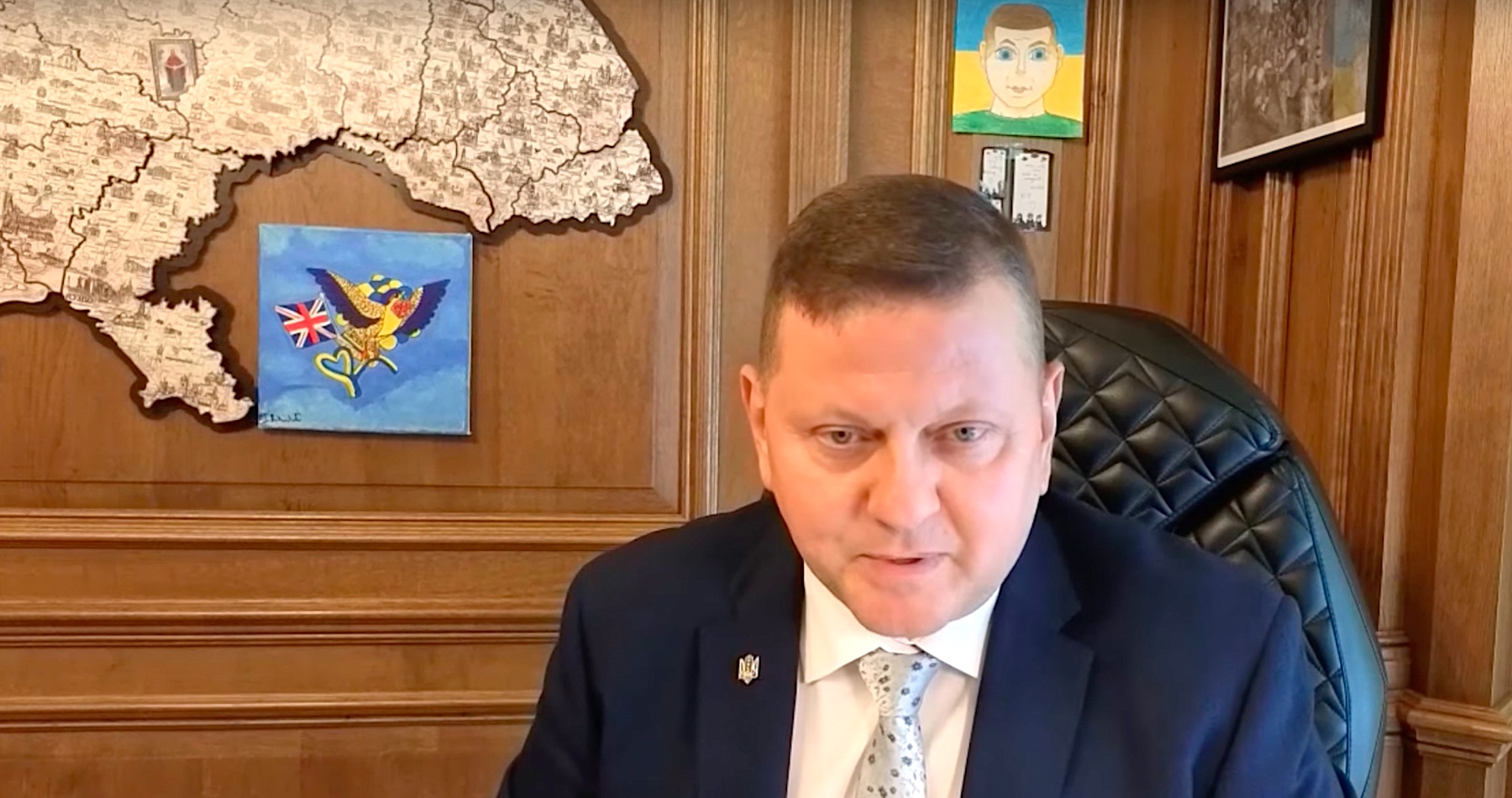 VIDEO: Bývalý vrchní velitel ozbrojených sil Ukrajiny a současný ukrajinský velvyslanec v Londýně Valerij Zalužnyj šokoval spojence vyhlášením, aby nečekali na zázrak, protože žádný nepřijde. Ukrajina se do hranic z roku 1991 ani 2022 prý nevrátí. „Rusko má zdroje a prostředky pro pokračování války, zatímco my máme nedostatek lidí a katastrofální ekonomickou situaci“