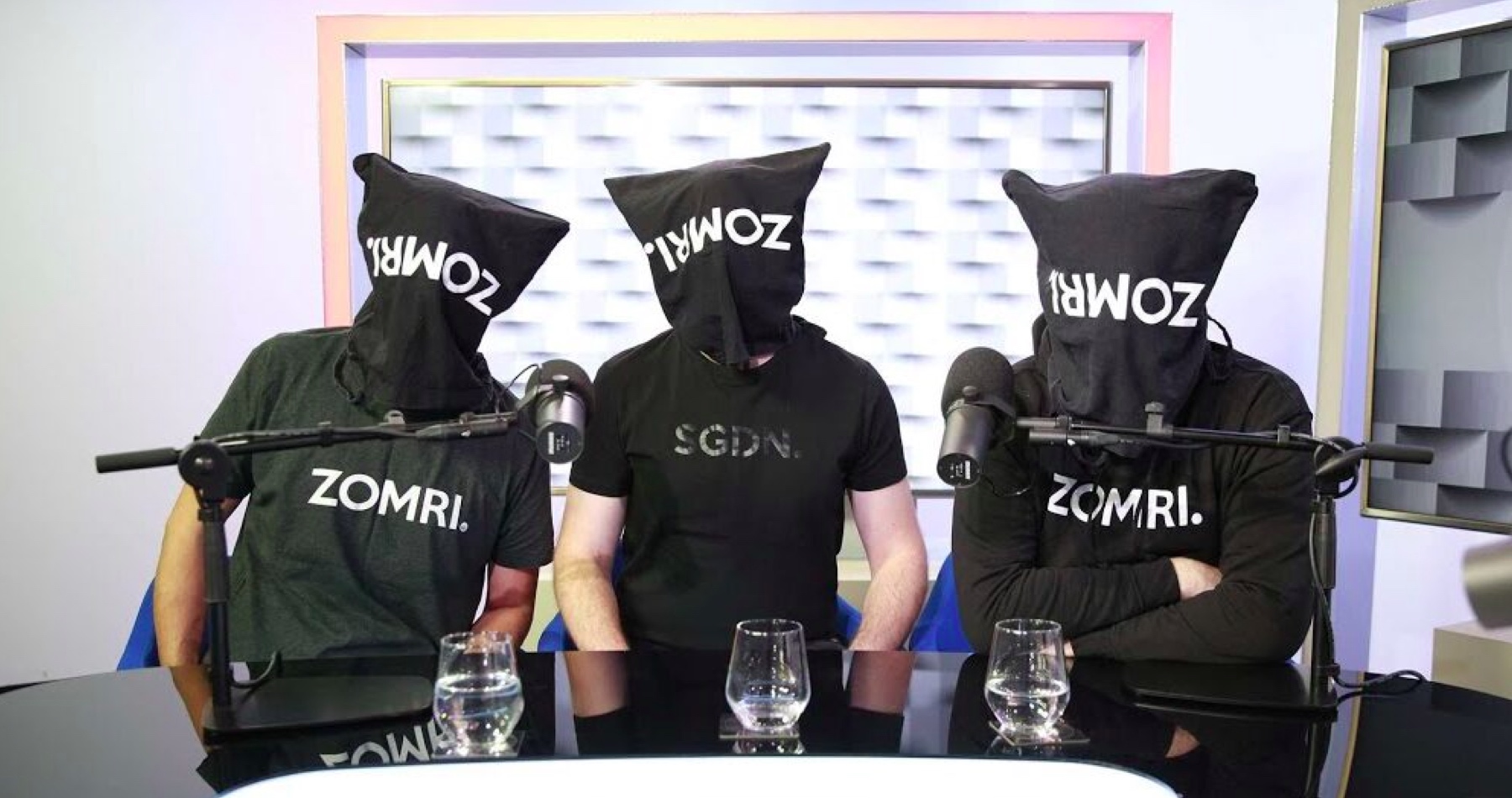 Extrémisti a hecovači s čiernymi vrecami na hlave zo satiricko-nenávistného progresívneho Ku-klux-klanu “Zomri” priznali verejne svoju podporu Progresívnemu Slovensku