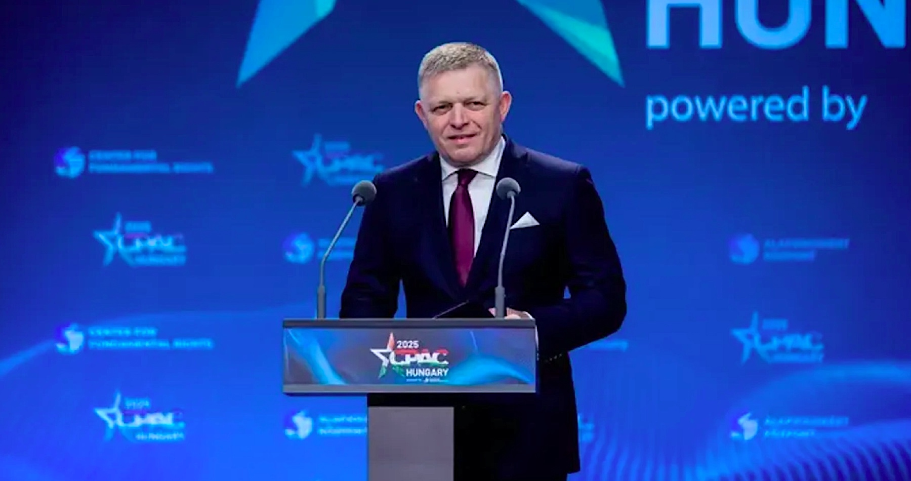 VIDEO: „Nemienim sa vzdať suverénnej zahraničnej politiky a rozpustiť národnú identitu v bezpohlavných nadnárodných bruselských štruktúrach. Ak nám v EÚ záleží na mieri a chceme ukončiť vojnu na Ukrajine, musíme komunikovať s Ruskom a nie stavať železnú oponu,“ vyhlásil premiér Fico na konferencii CPAC v Budapešti, ktorej účastníci ho privítali dlhým potleskom v stoji