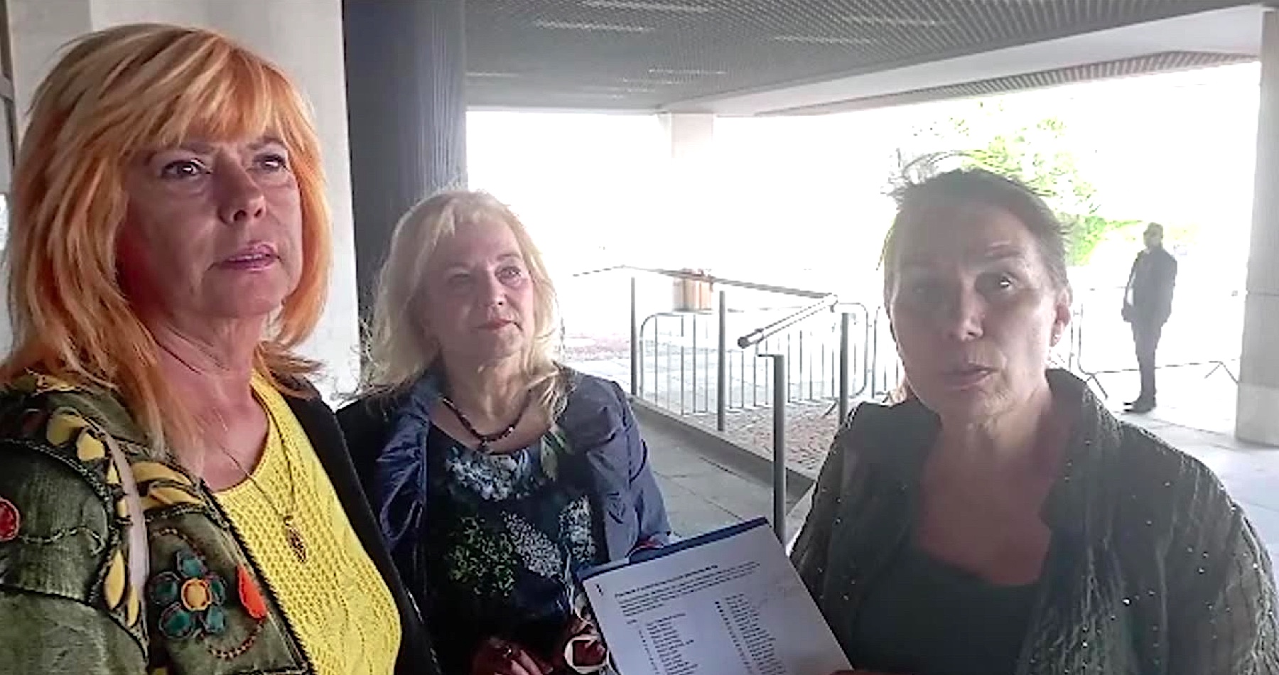 VIDEO: Aktivisti odovzdali poslancom list, v ktorom vyjadrujú znepokojenie nad výstavbou stoviek veterných parkov na Slovensku a vyzývajú k zastaveniu ich budovania z dôvodu ohrozenia zdravého života a neprijateľných zásahov do celého životného prostredia