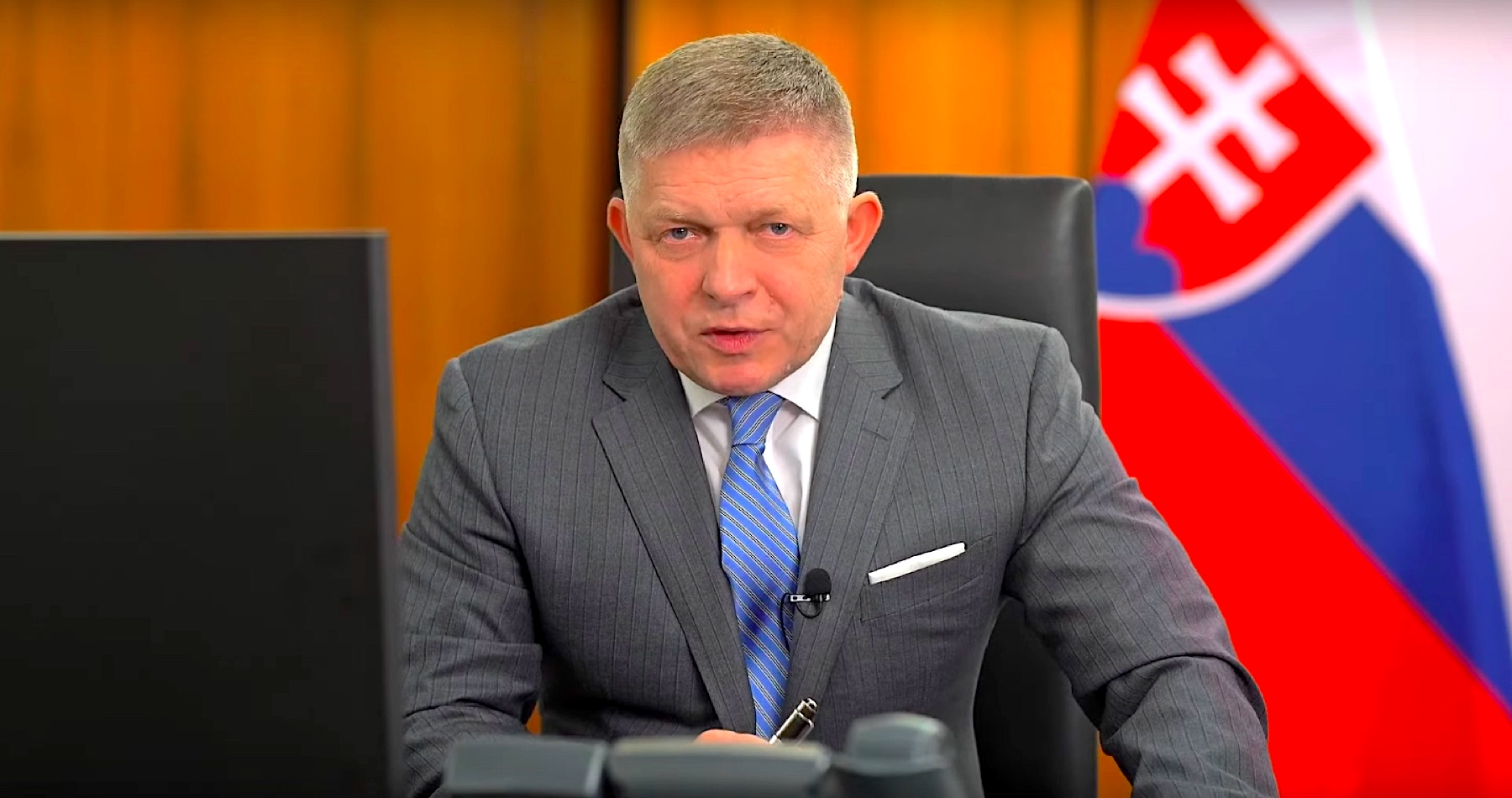 Premiér Fico vyzval generálneho prokurátora Žilinku, aby si urobil na prokuratúre poriadok. „Pred rokom ma politický aktivista strany Demokrati chcel za moje politické názory zavraždiť. Teraz príde dokonca samotný člen strany, ktorý ma so sekerkou v ruke a ukrajinskou zástavou na pleciach posiela „dole“ a prokurátorka tvrdí, že „sekerkár“ iba slobodne hovoril a že ho nemožno stíhať,“ komentoval prípad muža s valaškou, ktorý sa mu vyhrážal smrťou