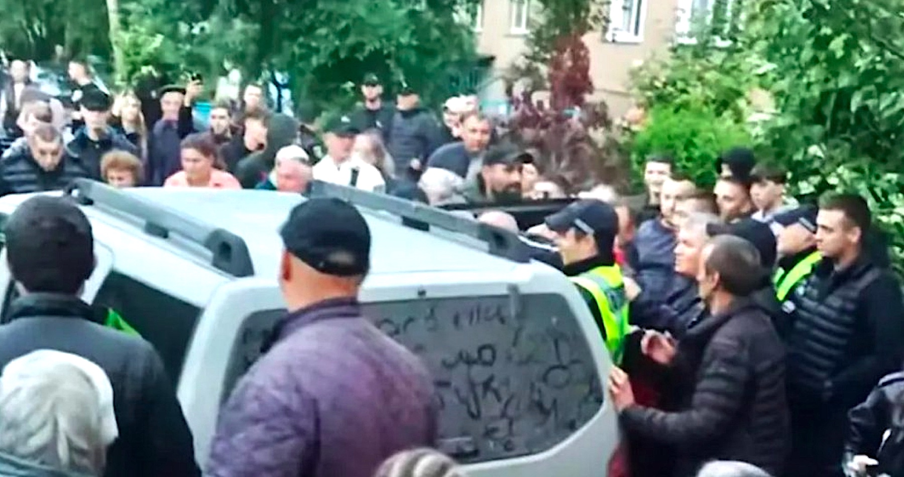 VIDEO: Dav nahnevaných Ukrajincov napadol auto odvodových komisárov