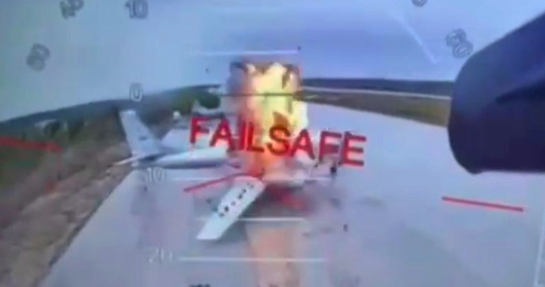 VIDEO: Ukrajinská armáda s podporou štátov NATO uderila dronmi na vojenské letiská po celom Rusku a údajne zničila desiatky ruských strategických bombardérov používaných na raketové útoky proti Ukrajine. Zelenského režim sa pred hroziacou kapituláciou snaží zmariť mierové rokovania a rozpútal aj teroristické útoky v ukrajinsko-ruskom pohraničí. Rusko spustilo odvetné útoky na objekty ukrajinského obranného priemyslu, na vojenské výcvikové stredisko, ale aj na vojenské montovne a sklady