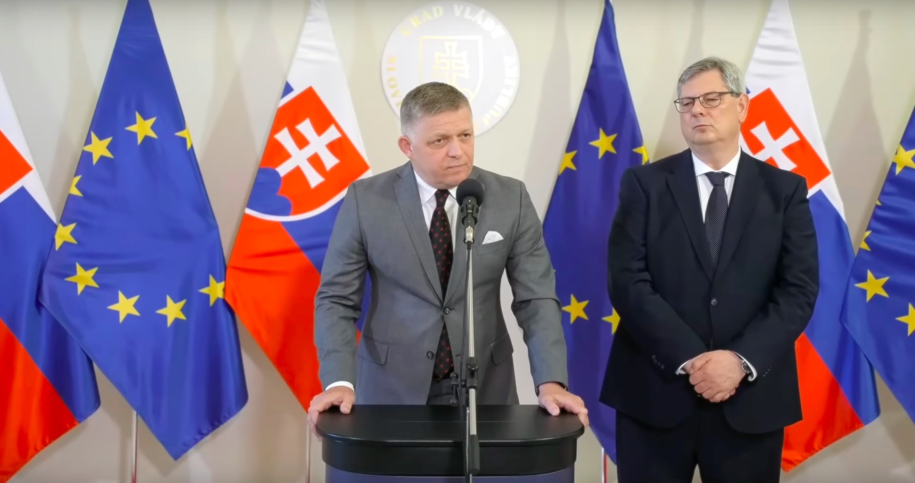 VIDEO: „Európsky parlament nemá právo kontrolovať Slovenskú republiku, ani nám nič prikazovať,“ vyhlásil premiér Fico po stretnutí s monitorovacou skupinou europarlamentu a ostro protestoval proti slovám českého europoslanca Zdechovského, ktorý spojil ľudí z agrosektora čerpajúcich eurofondy s vraždou Jána Kuciaka. „Tieto svoje kydy, obvinenia bez dôkazov si nechajte pre seba a neurážajte Slovensko,“ dodal a upozornil, že ak ešte raz príde do našej vlasti podobný europoslanec a bude robiť „špinavú opozičnú robotu, ako nájomný vrah